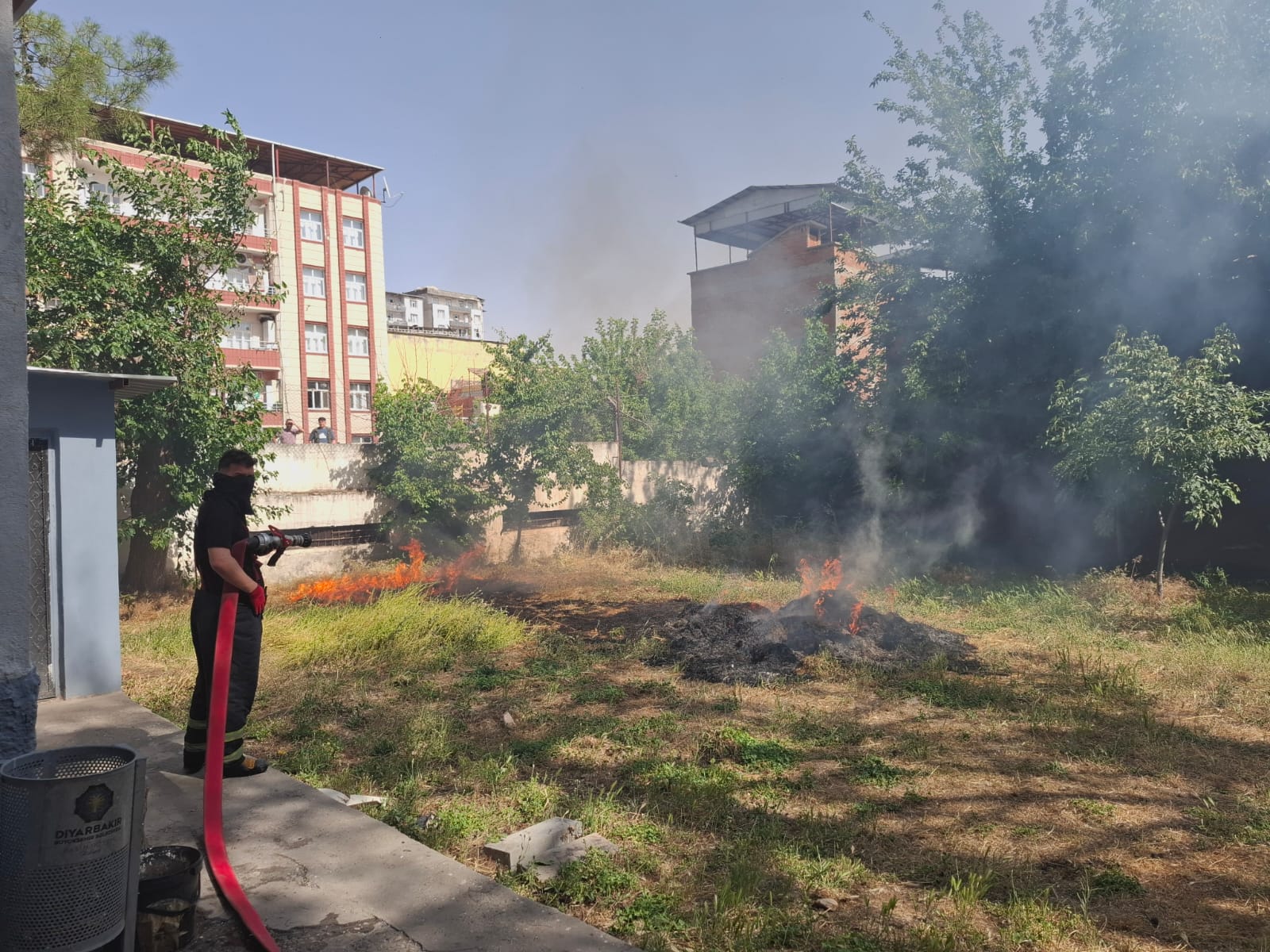 ram-bahcesinde-cikan-yangin-yan-binanin-catisina-sicradi-5.jpg