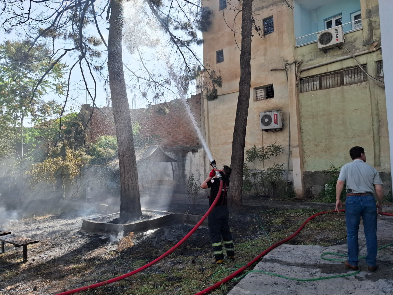ram-bahcesinde-cikan-yangin-yan-binanin-catisina-sicradi-6.jpg