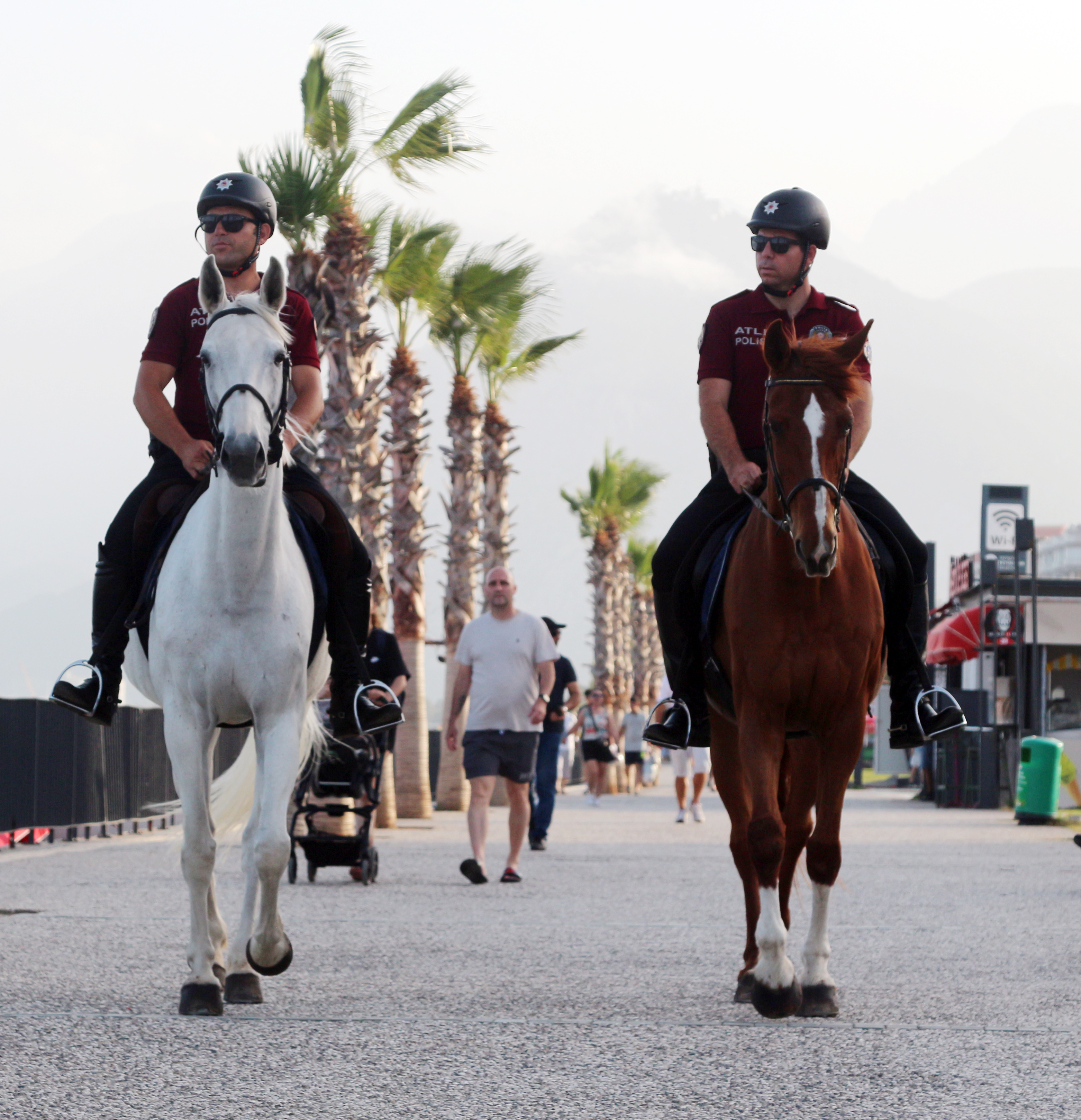 sahilde-atli-polisler-devriyede-4.jpg