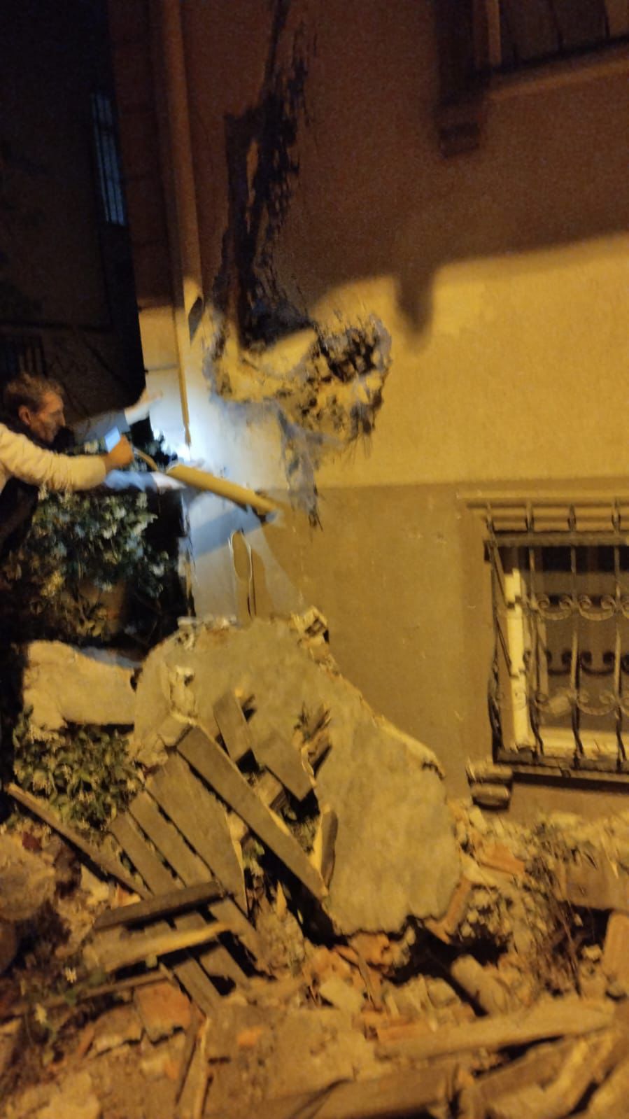 istanbul-pendikte-kamyonet-iki-araca-745429-220029.jpg