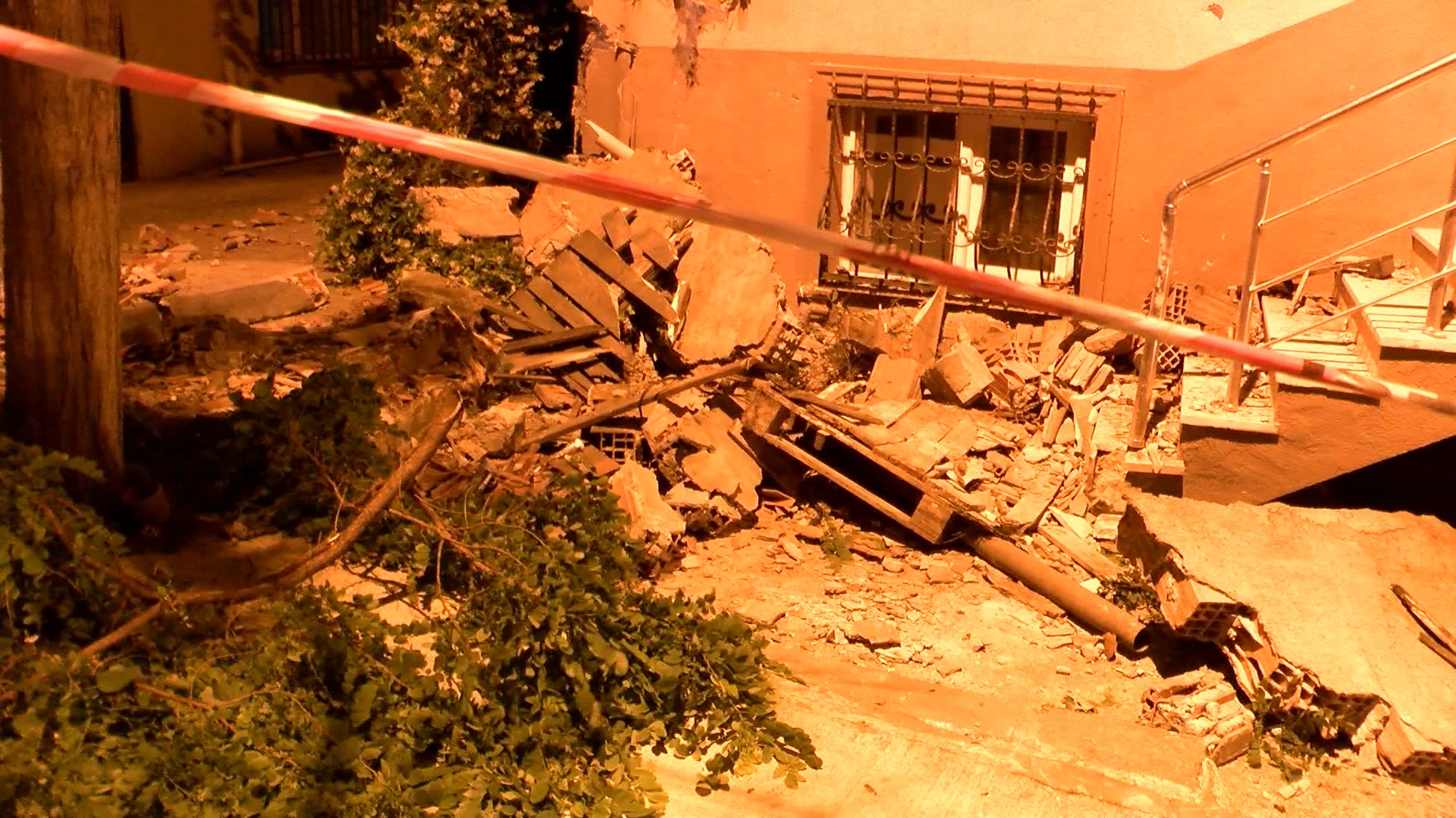 istanbul-pendikte-kamyonet-iki-araca-745430-220029.jpg