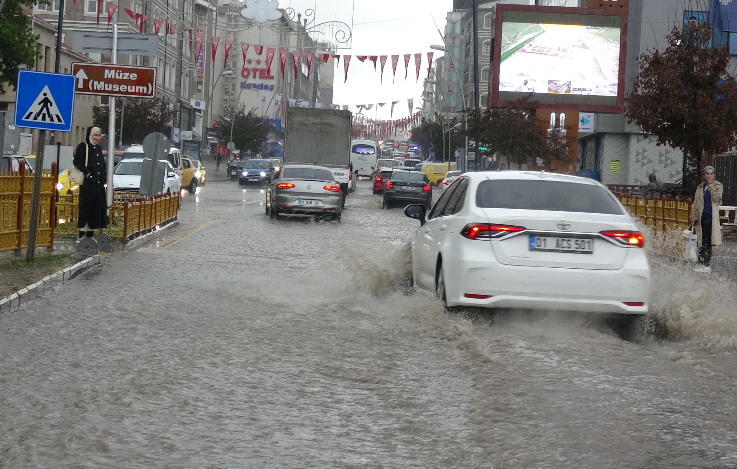 erzurumda-saganak-cadde-ve-alt-gecitle-748847-221012.jpg