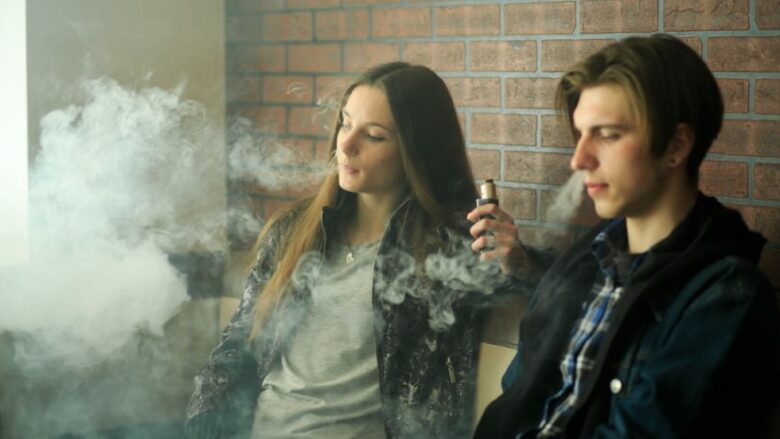 teen-vaping1-istock-11772644-780x439.jpg