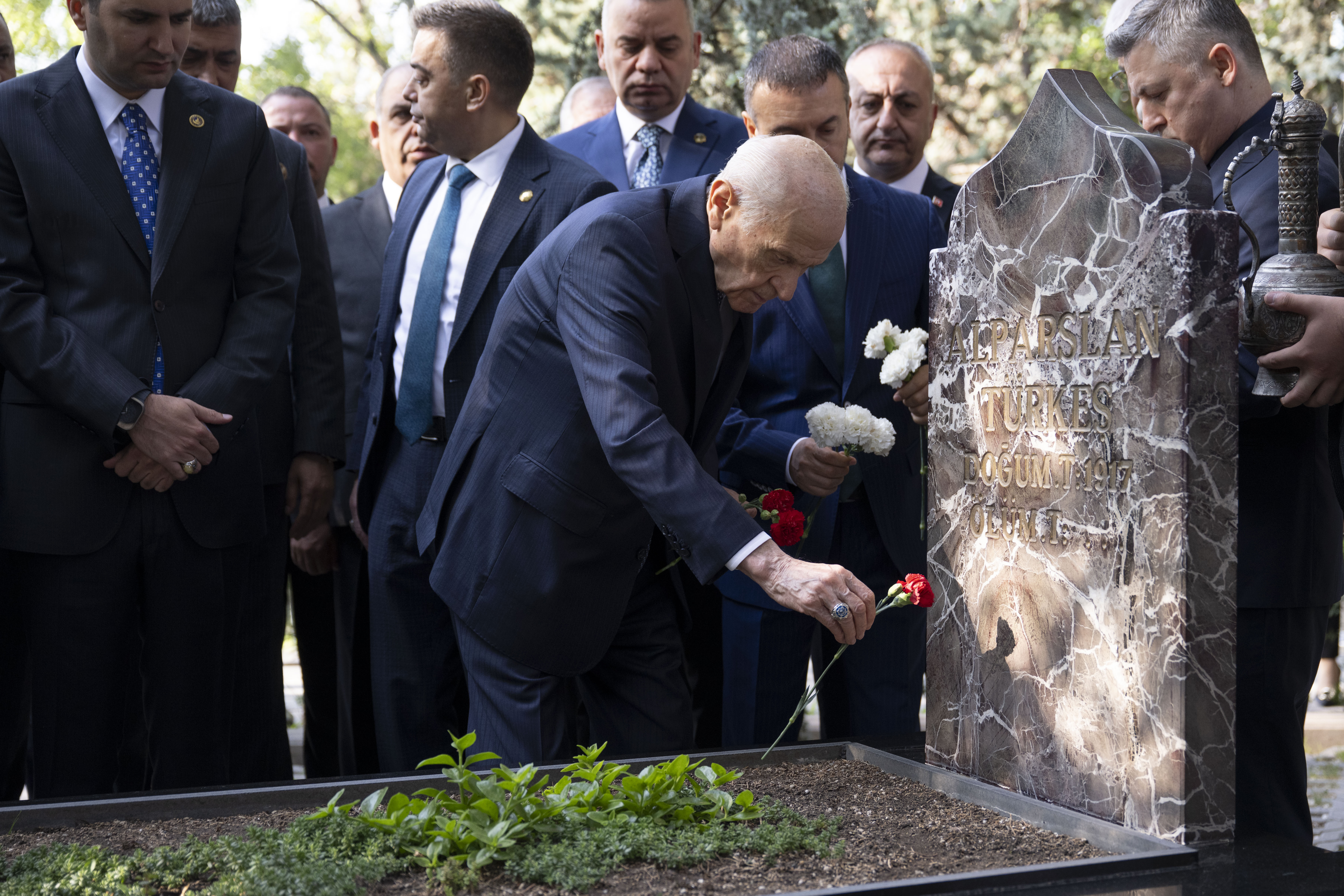 aa-20250606-38199210-38199206-mhp-genel-baskani-bahceli-alparslan-turkesin-kabrini-ziyaret-etti.jpg