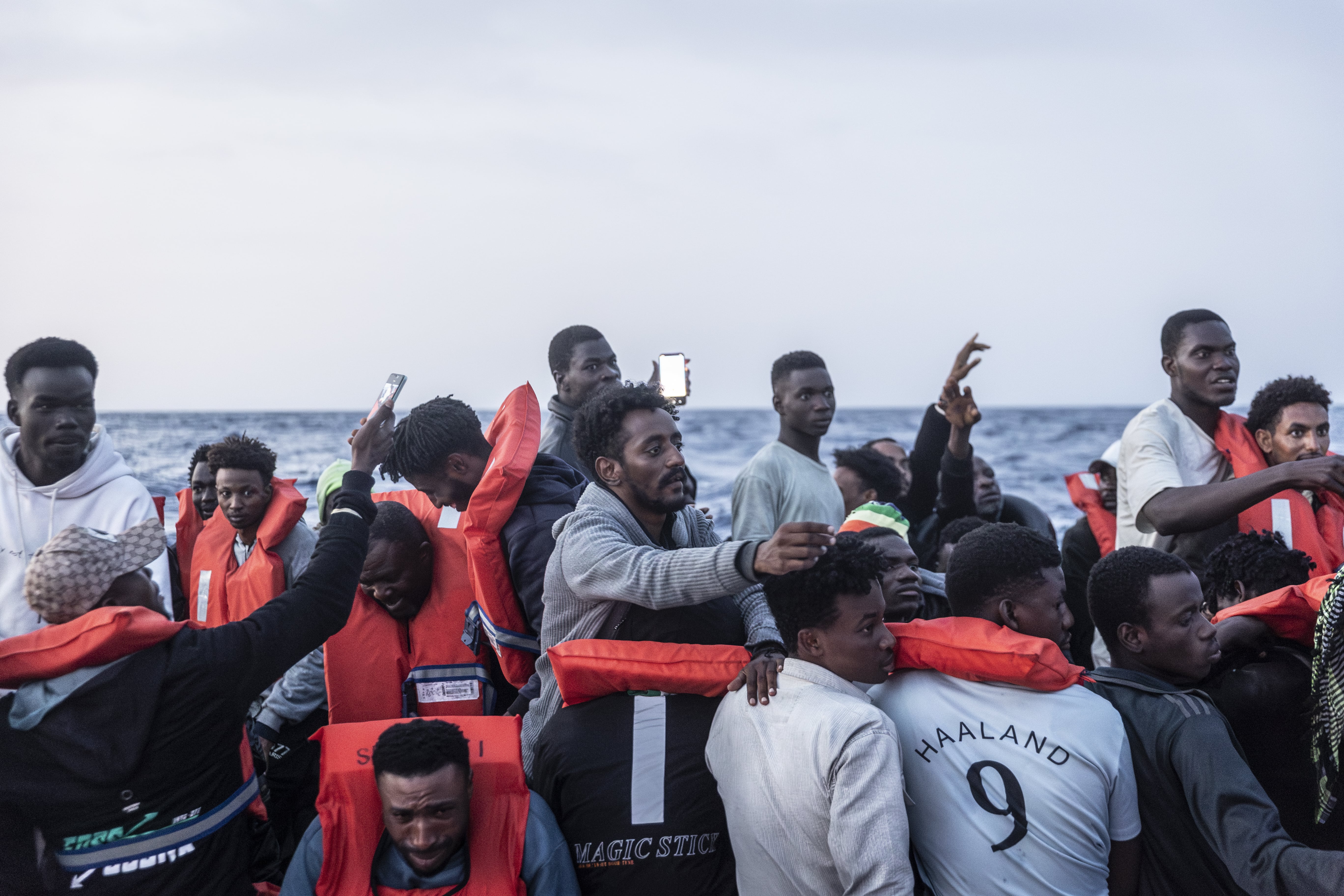 aa-20250608-38220480-38220469-libya-kiyilarinda-86-gocmenin-oldugu-tekneye-yonelik-kurtarma-operasyonu-gerceklestirildi-min.jpg