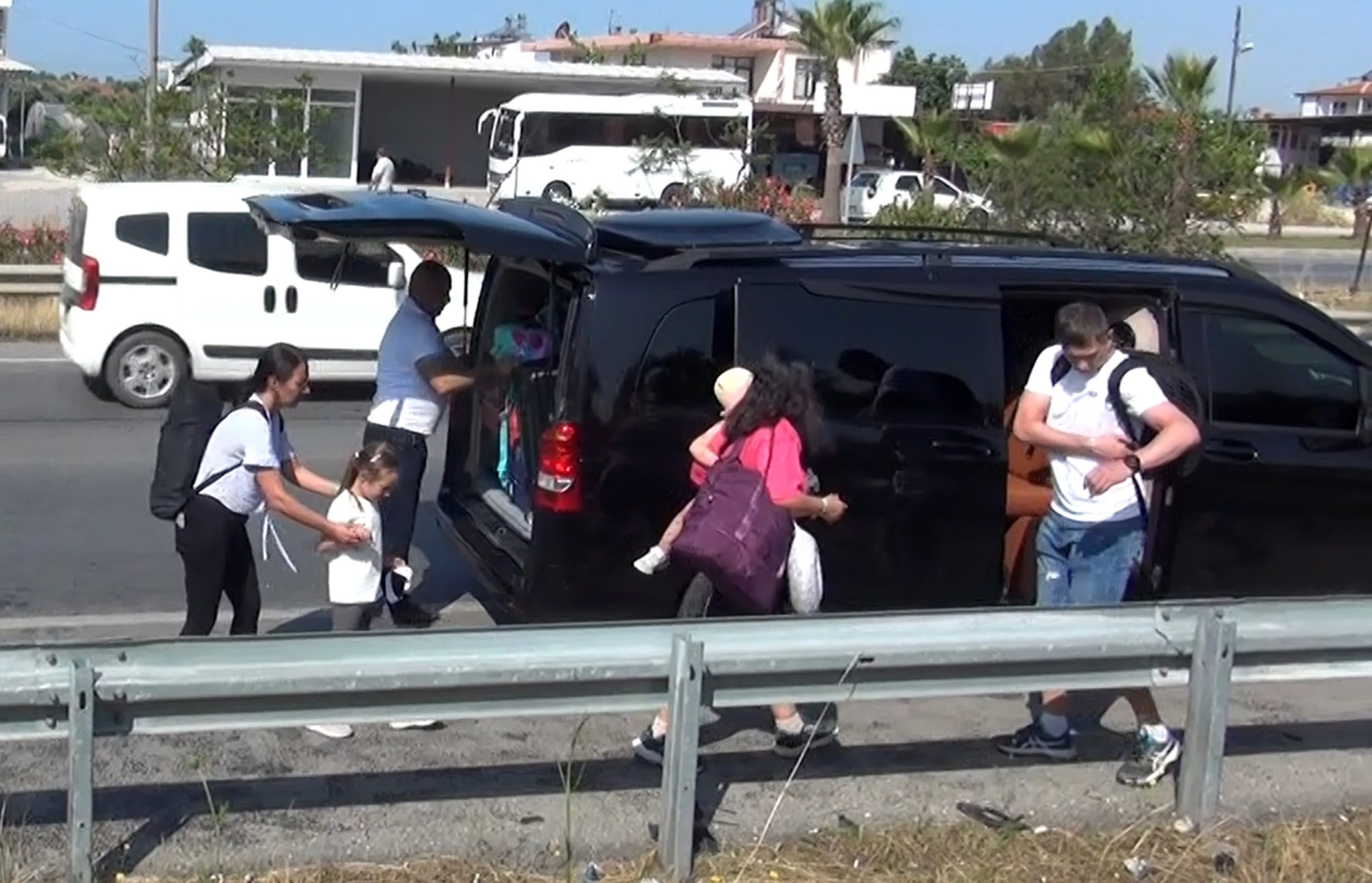 antalya-tur-minibusu-devrildi-5-turis-755764-223062.jpg