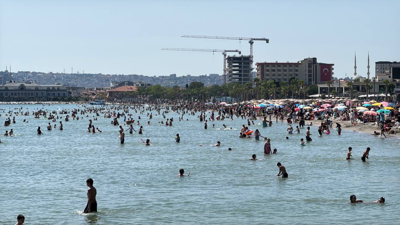 İstanbul'da bayramın son günü vatandaşlar sahil ve parklara akın etti.