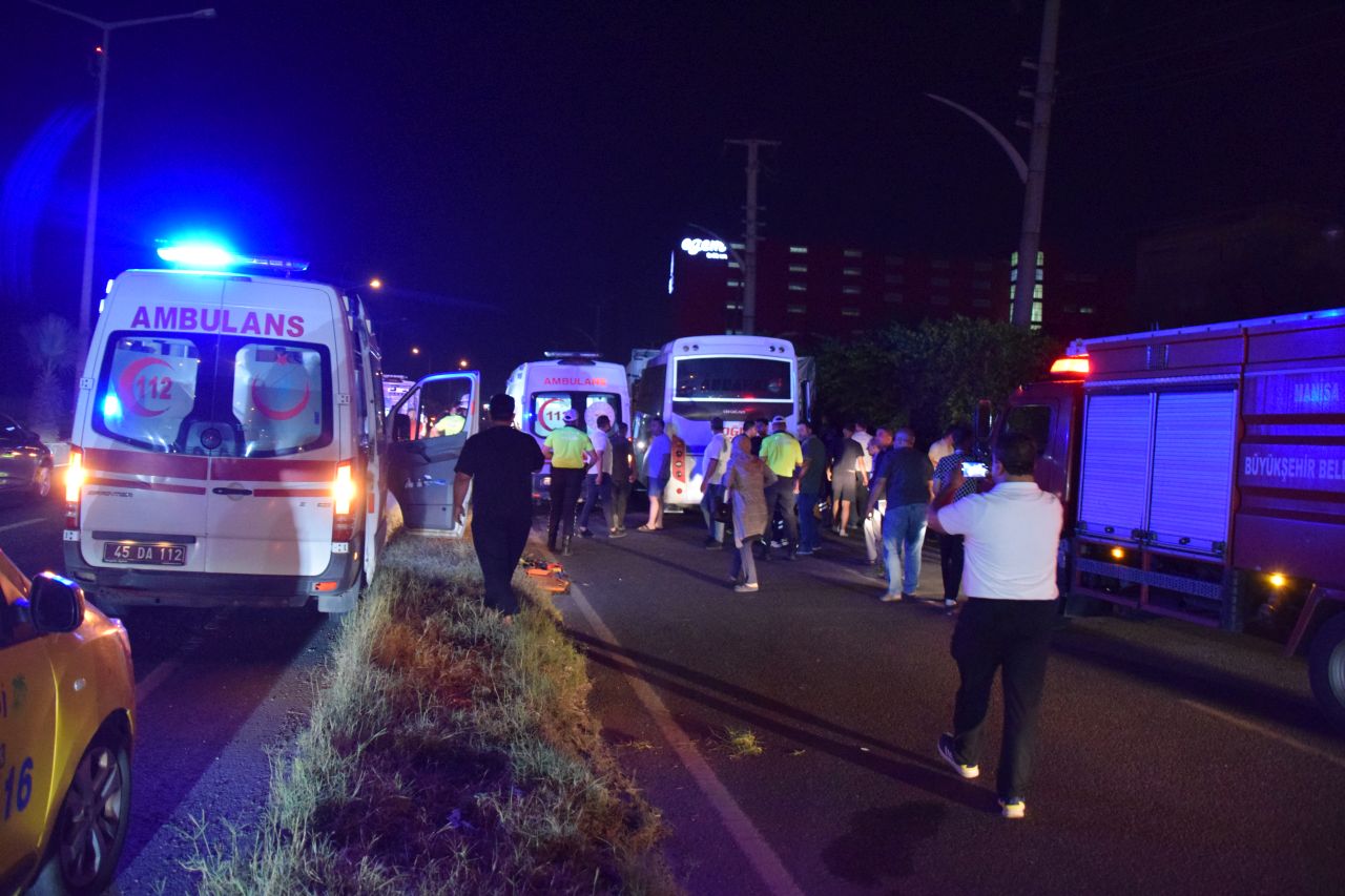 aa-20250613-38273161-38273156-manisada-isci-servisinin-park-halindeki-tira-carptigi-kazada-20-kisi-yaralandi.jpg
