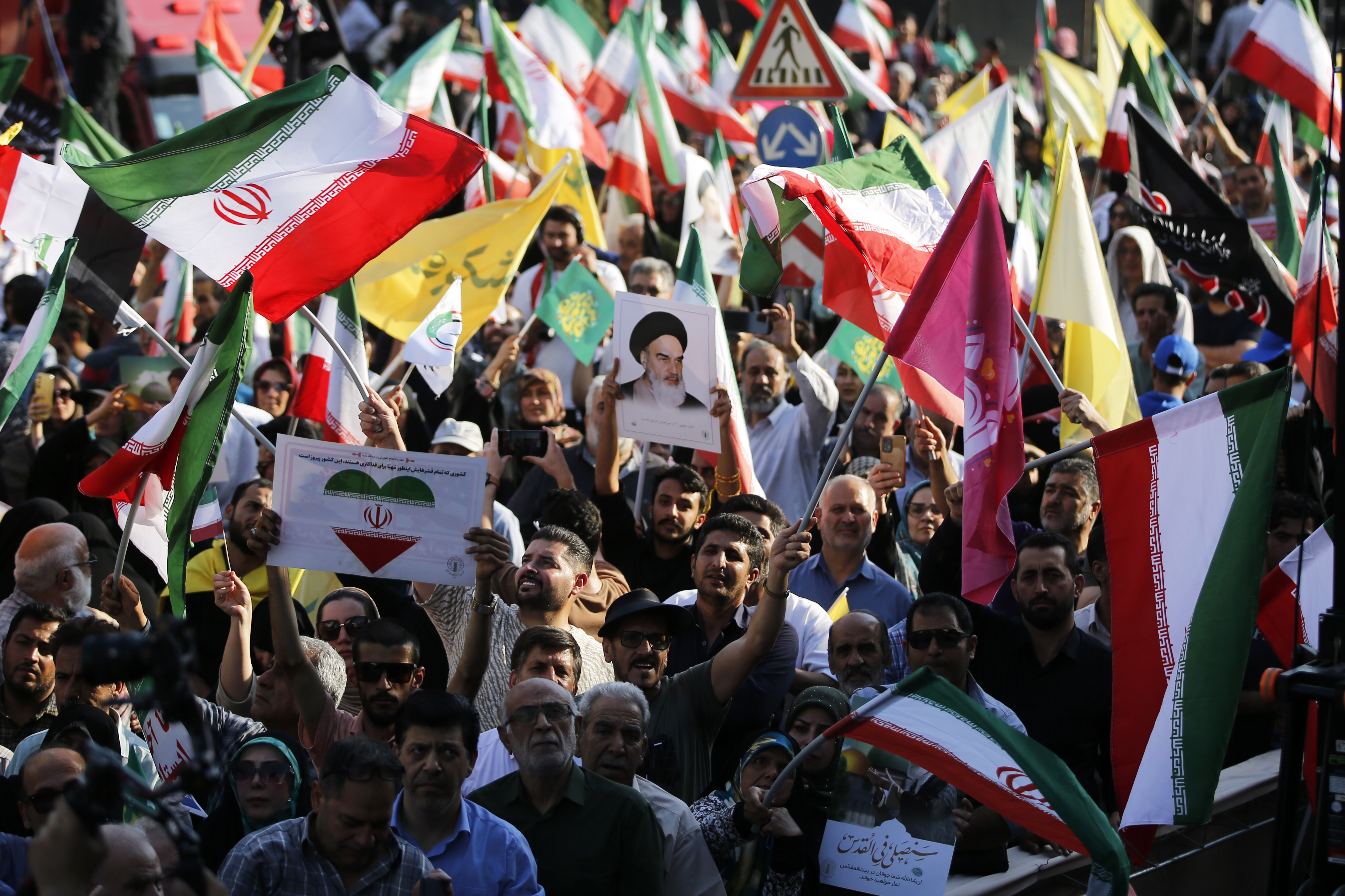 aa-20250614-38278734-38278697-iranda-binlerce-kisi-israil-ve-abdyi-protesto-ederken-intikam-intikam-sloganlari-atti.jpg