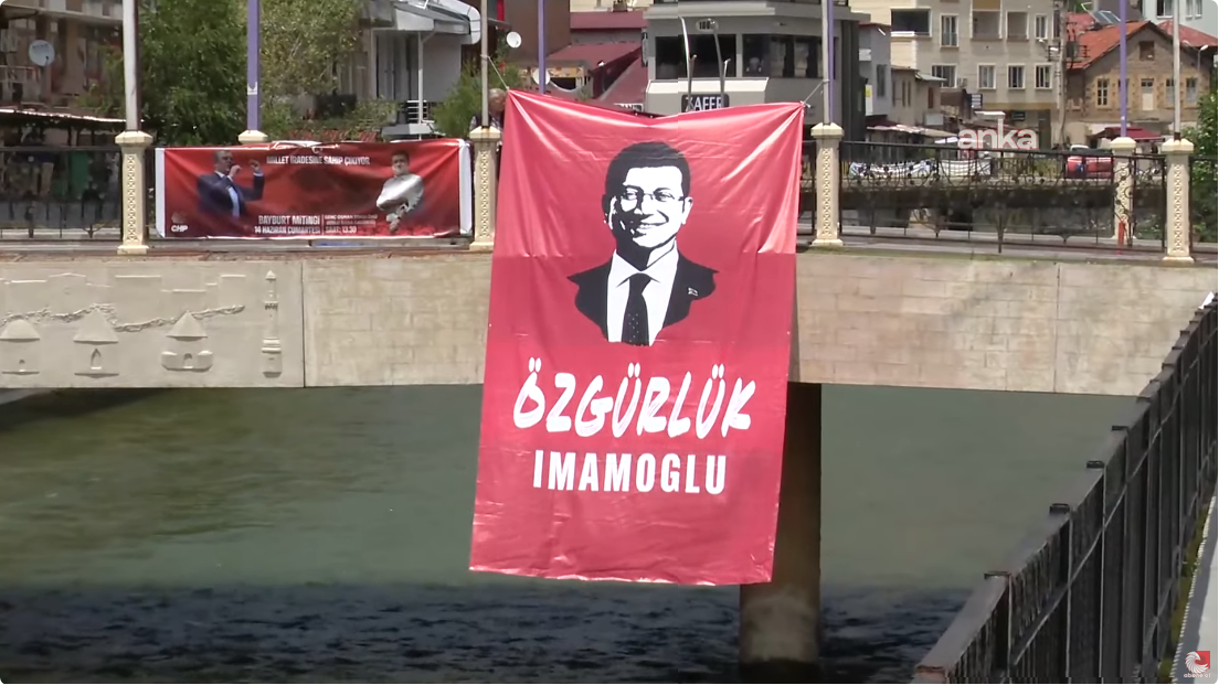 screenshot-2025-06-14-at-13-04-23-1500-chp-milletvekilleri-coruh-nehrinin-gectigi-kopruye-imamogluna-ozgurluk-pankarti-asiyor-canli-youtube.png