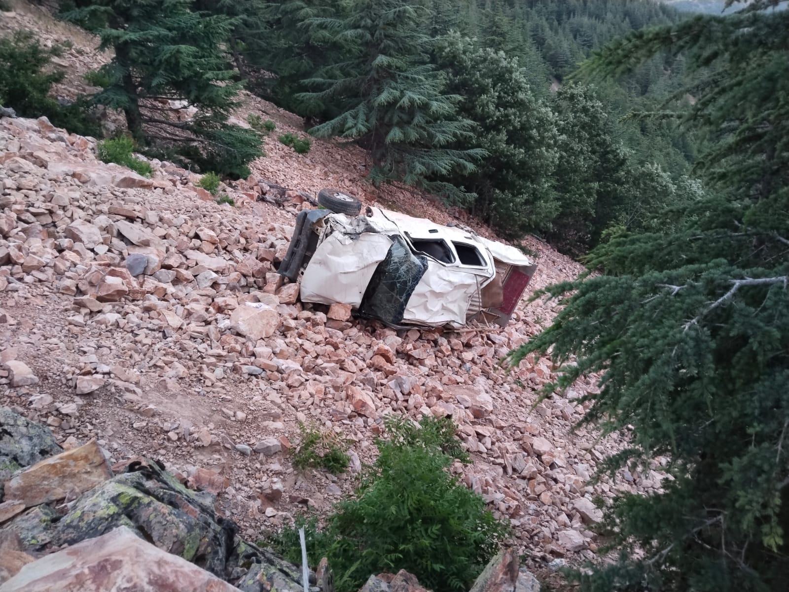 Gaziantep'te uçuruma devrilen pikaptaki 3 kişi öldü, 1 çocuk yaralandı.