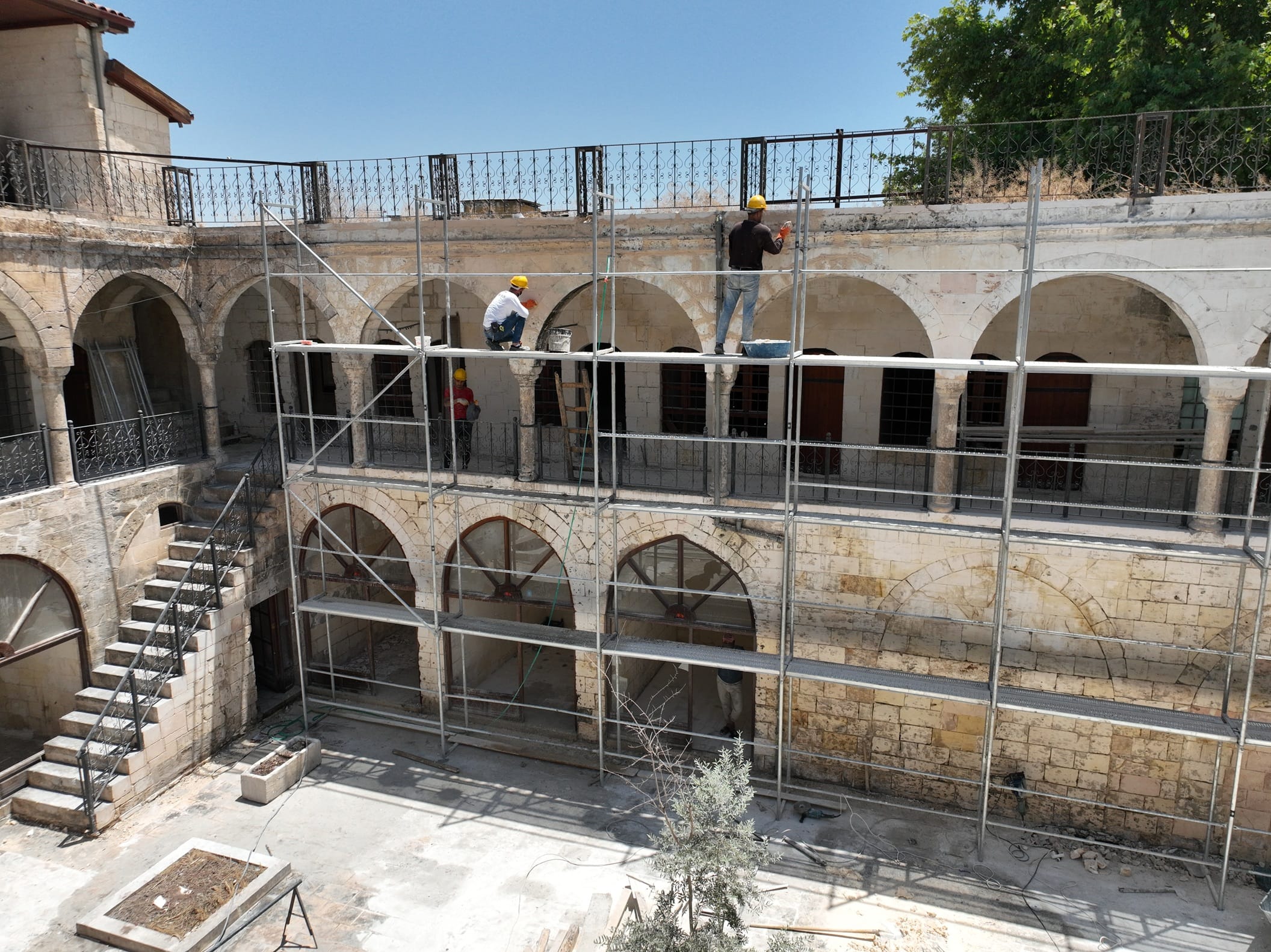 aa-20250617-38305818-38305813-depremde-hasar-goren-sanliurfadaki-tarihi-barutcu-hani-restore-ediliyor.jpg
