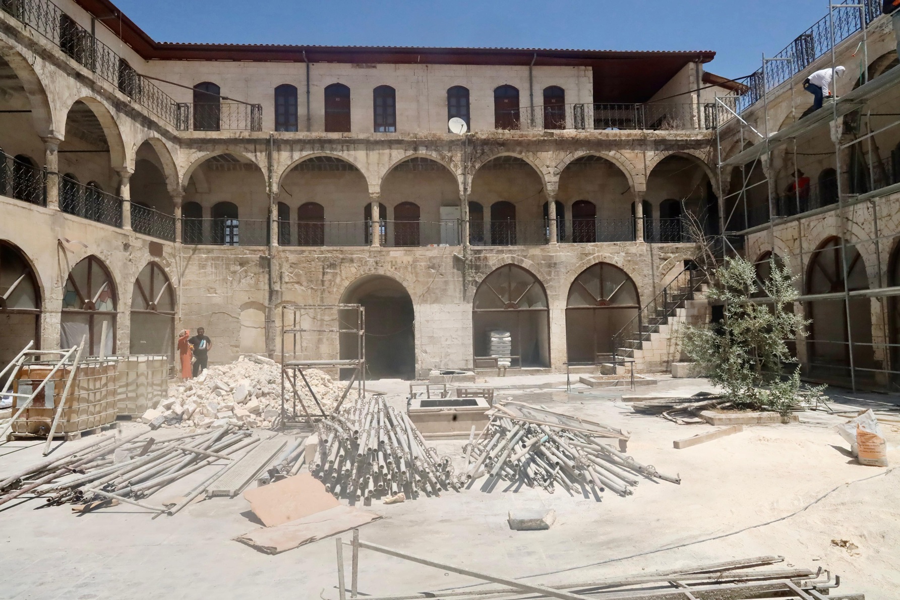 aa-20250617-38305818-38305815-depremde-hasar-goren-sanliurfadaki-tarihi-barutcu-hani-restore-ediliyor.jpg