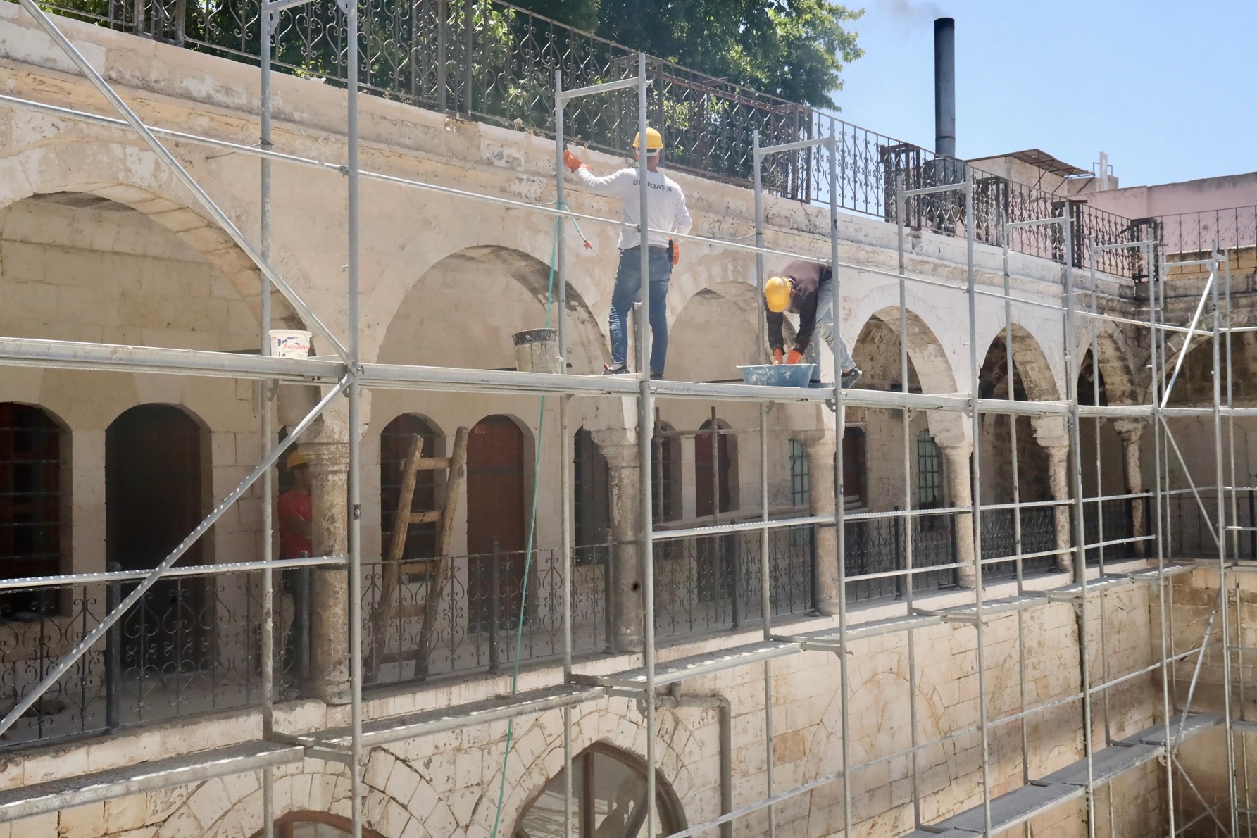 aa-20250617-38305818-38305816-depremde-hasar-goren-sanliurfadaki-tarihi-barutcu-hani-restore-ediliyor.jpg