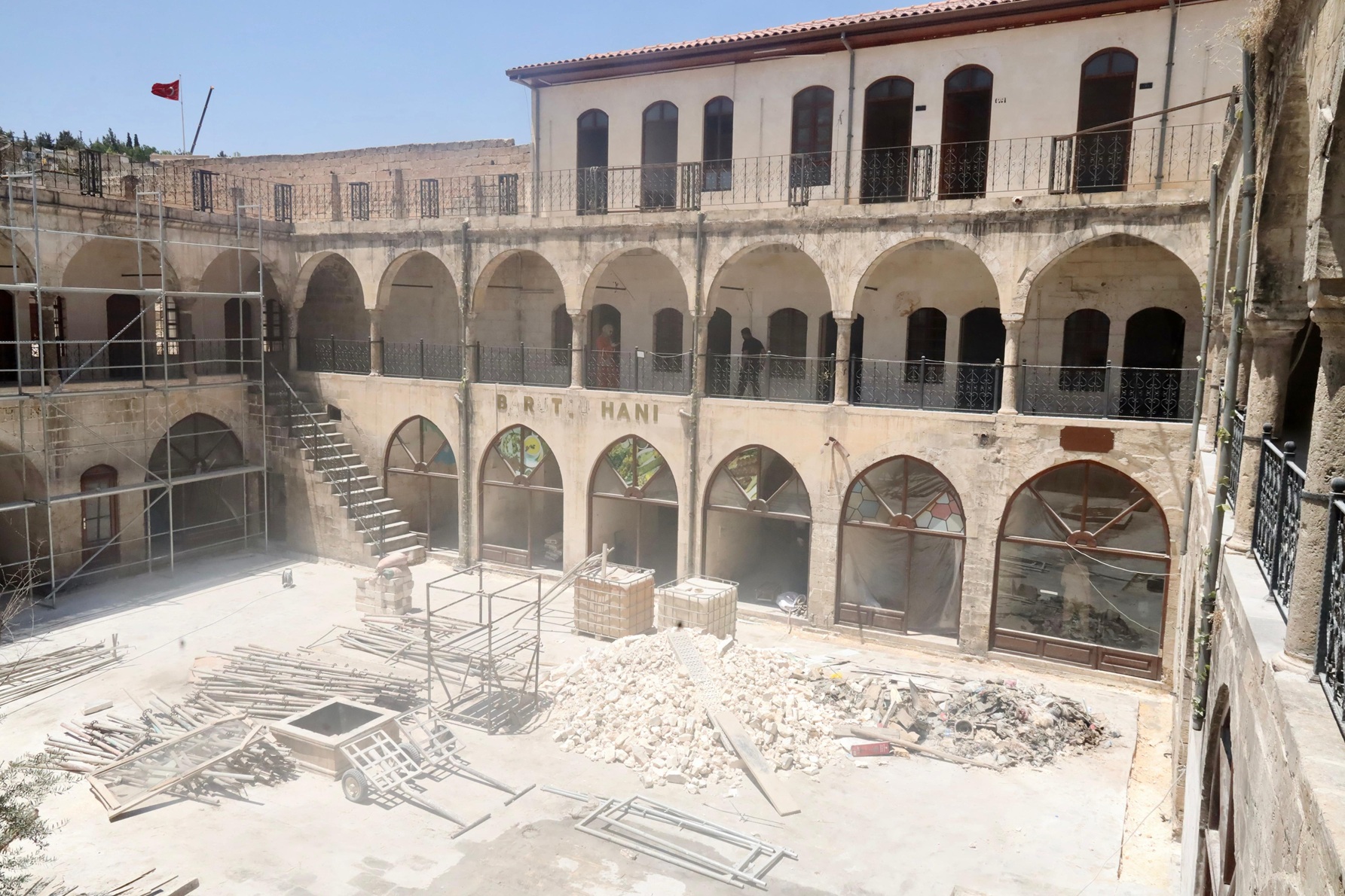 aa-20250617-38305818-38305817-depremde-hasar-goren-sanliurfadaki-tarihi-barutcu-hani-restore-ediliyor.jpg