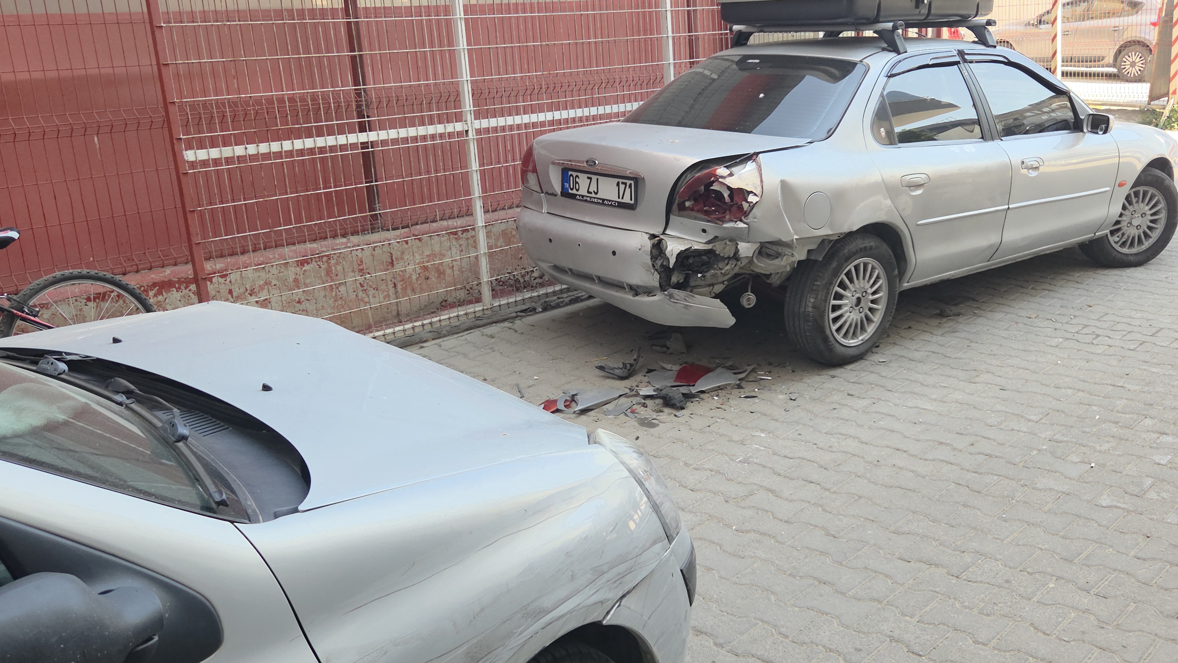 kalp-krizi-geciren-surucu-otomobiliyle-769710-227345.jpg