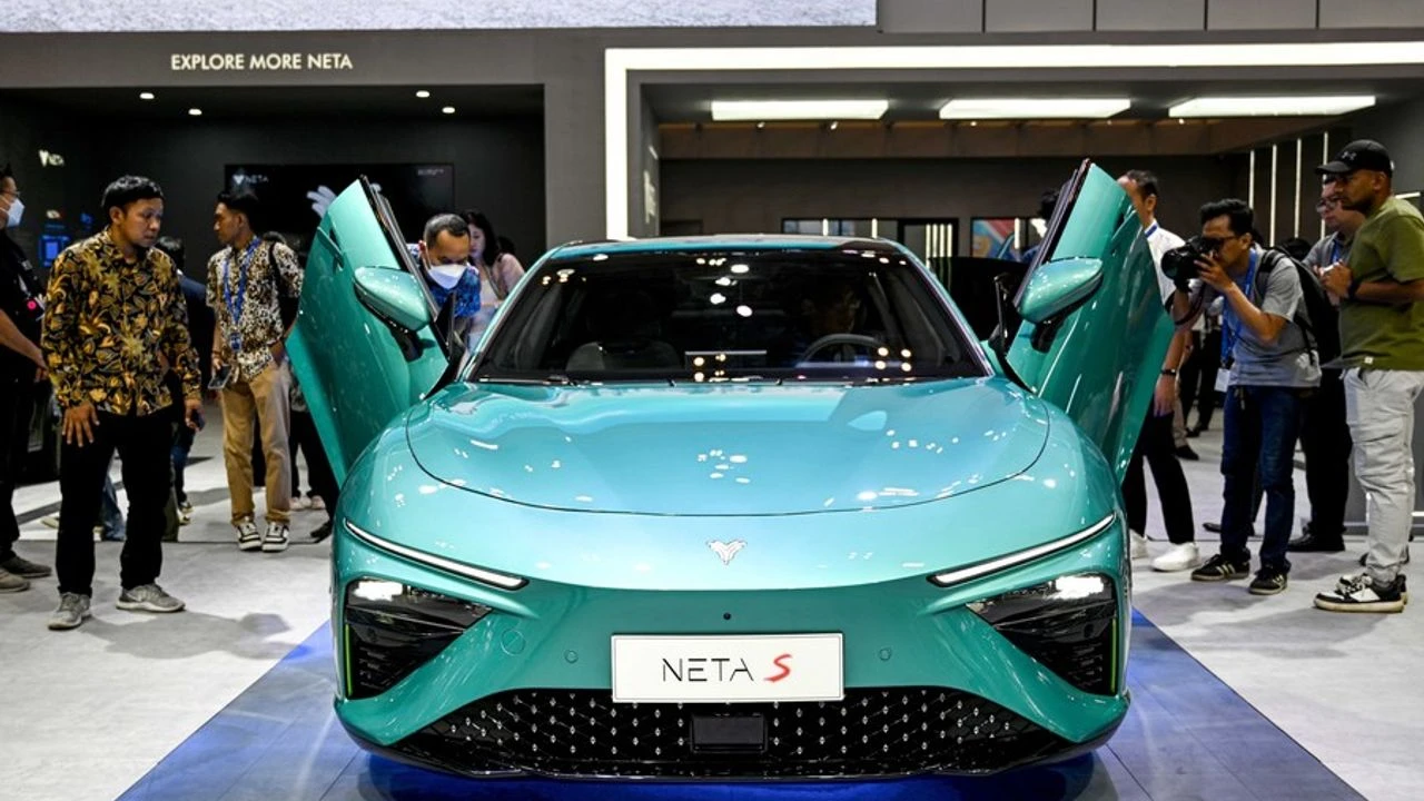 Çin'de üretilen elektrikli otomobil Neta Auto, Endonezya'da tanıtıldı.