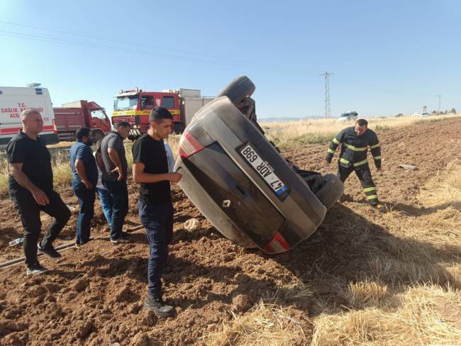 Kaza sonrası devrilen otomobildeki baba ve kızı yaralandı.