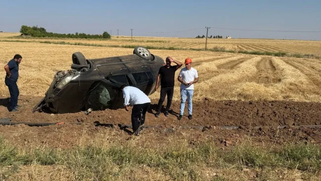 Mardin'de otomobil tarlaya devrildi, baba ile kızı yaralandı.
