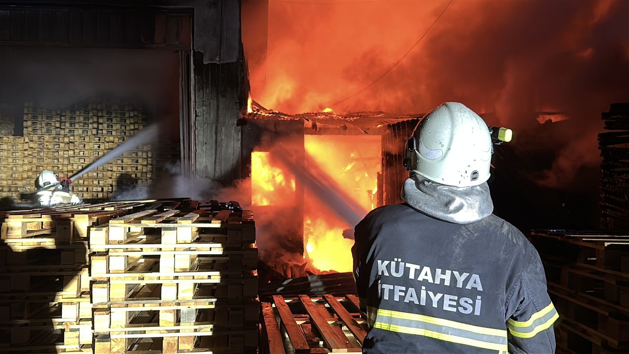 tahta-palet-atolyesindeki-yangin-sonduru-772500-228283.jpg