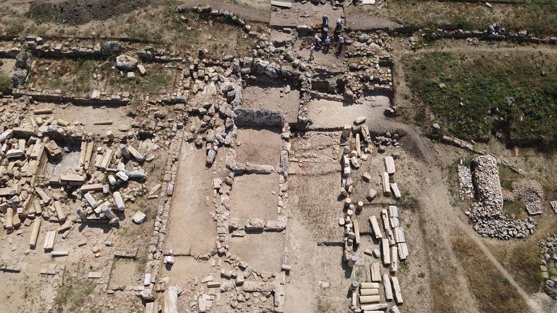 aa-20250621-38343168-38343144-hyllarima-antik-kentinde-agoradaki-dukkanlarin-bulundugu-alan-kazilacak.jpg