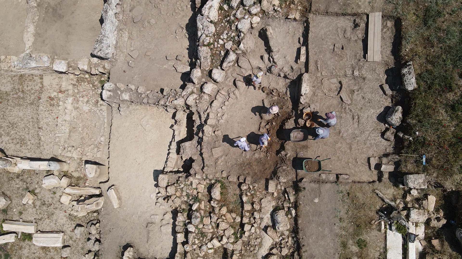 aa-20250621-38343168-38343162-hyllarima-antik-kentinde-agoradaki-dukkanlarin-bulundugu-alan-kazilacak.jpg