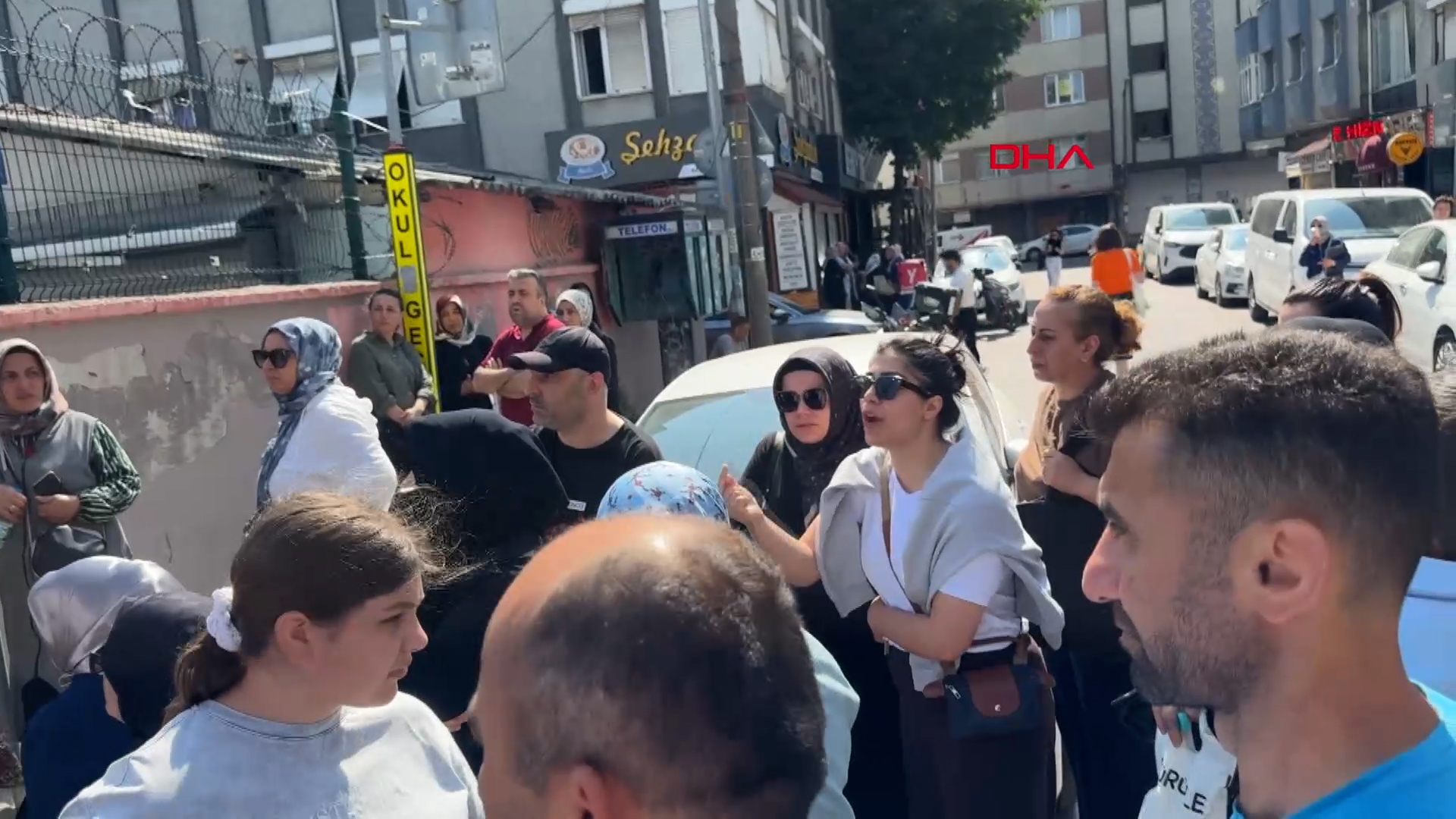 istanbul-avcilarda-sinava-gec-kalan-a-776758-229509-00-04-11-04-still001.jpg