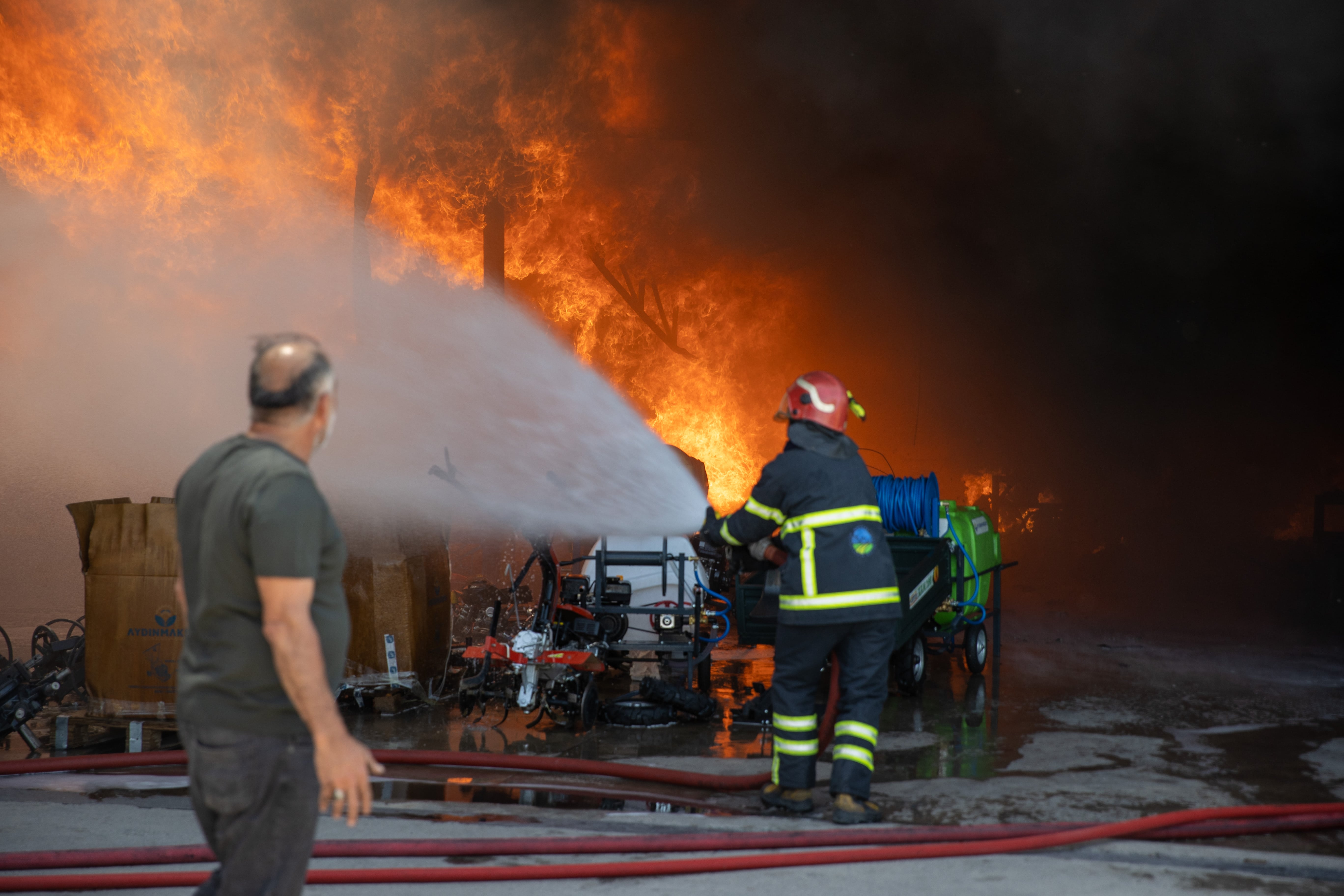 aa-20250622-38355188-38355179-sakaryada-yedek-parca-deposunda-cikan-yangina-mudahale-ediliyor-min.jpg