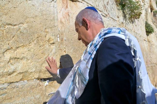 netanyahu-trump-icin-aglama-duvarinda-779205-230325-1.jpg