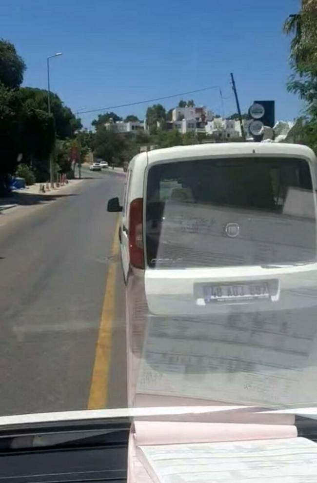bodrumda-ambulansa-yol-vermeyen-surucuy-784276-231999.jpg