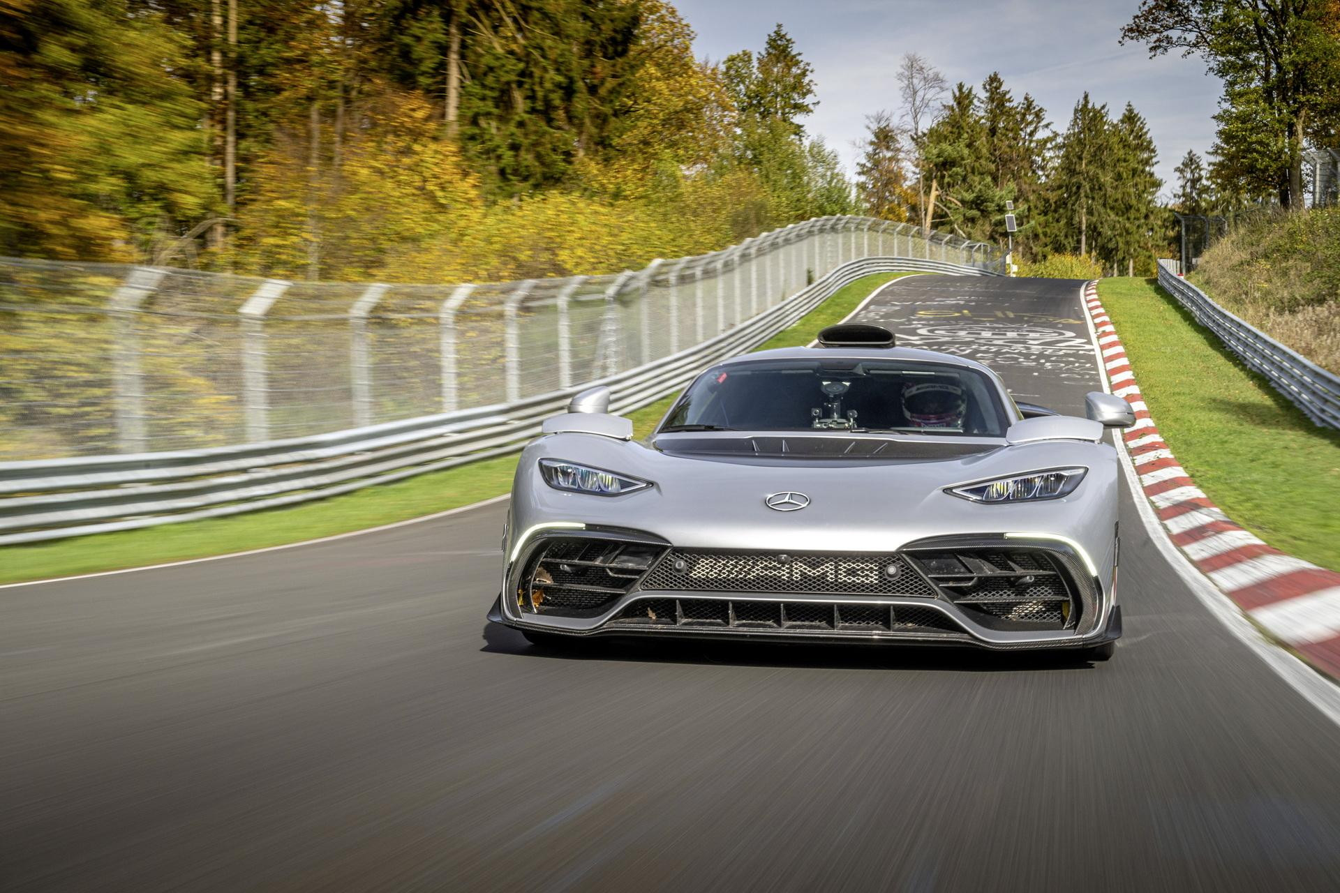 Yangın alev alan Mercedes-AMG One