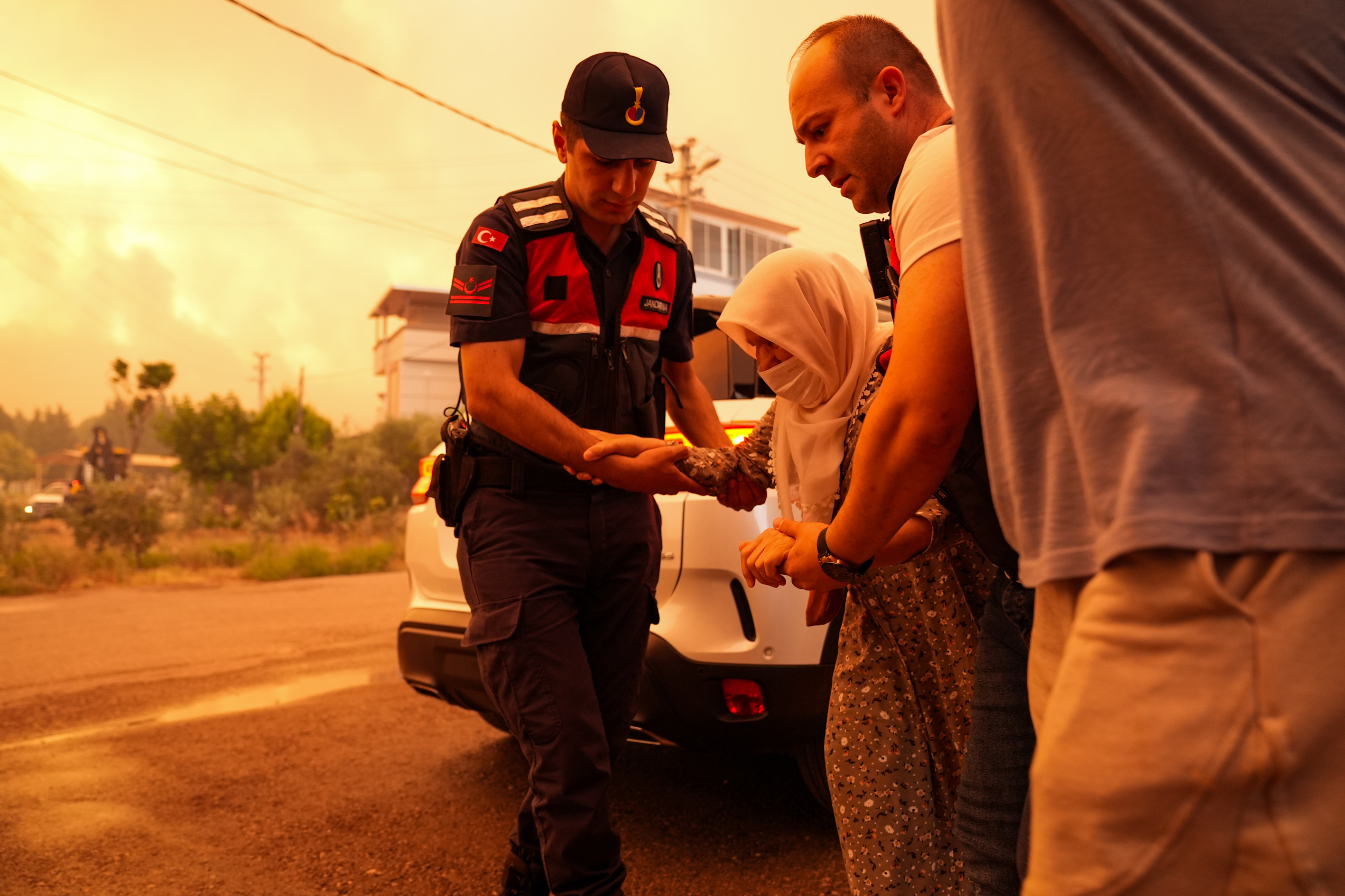 aa-20250629-38420799-38420790-izmirin-menderes-ve-seferihisar-ilceleri-arasinda-orman-yangini-cikti.jpg