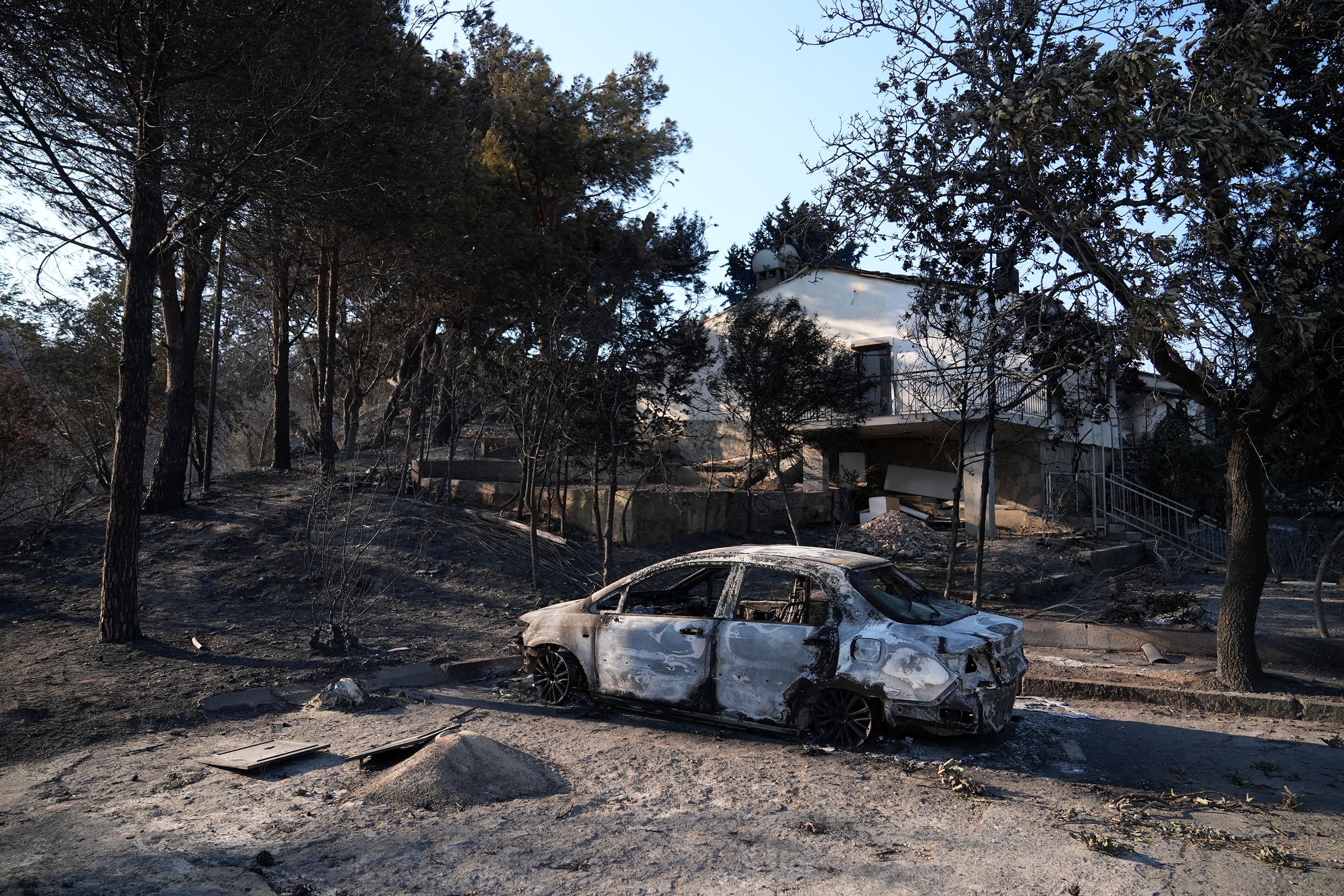 aa-20250630-38424201-38424197-izmir-seferihisardaki-orman-yangininda-345-hanenin-bulundugu-sitedeki-bazi-evler-zarar-gordu-min.jpg