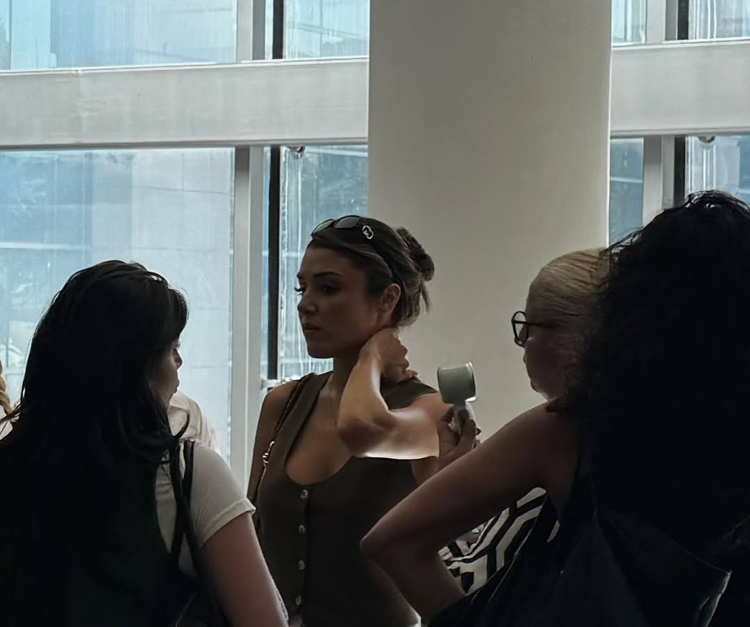 Ayşe Barım Davasında İlk Duruşma: Serenay Sarıkaya, Hande Erçel, Halit Ergenç ve Daha Fazlası Adliyeye Akın Etti Ayşe Barım