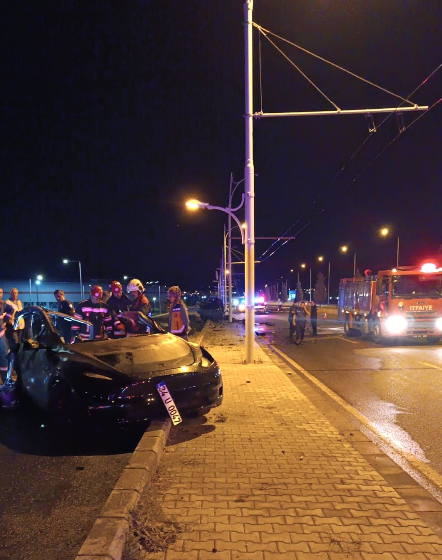 aa-20250711-38531029-38531028-malatyada-direge-carpan-otomobildeki-2-kisi-hayatini-kaybetti.jpg