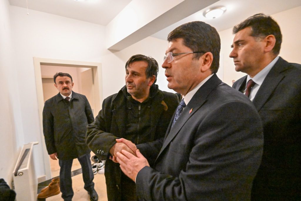adalet-bakani-yilmaz-tunc-acili-gencbay-ailesine-bassagligi-ziyaretinde-bulundu-ziyarete-hsk-1-daire-baskani-halil-koc-da-eslik-etti.jpeg