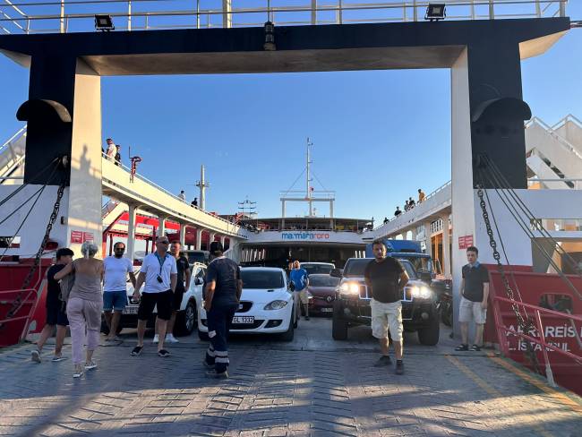 aa-20250713-38550970-38550968-marmara-adasi-aciklarinda-makine-dairesinde-yangin-cikan-feribot-iskeleye-yanastirildi.jpg