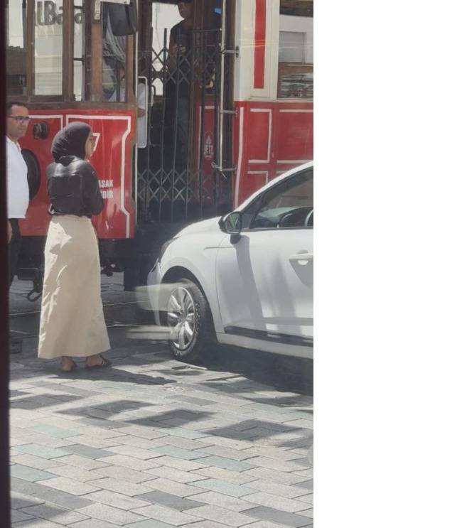 istanbul-istiklal-caddesinde-otomobil-816930-241961.jpg