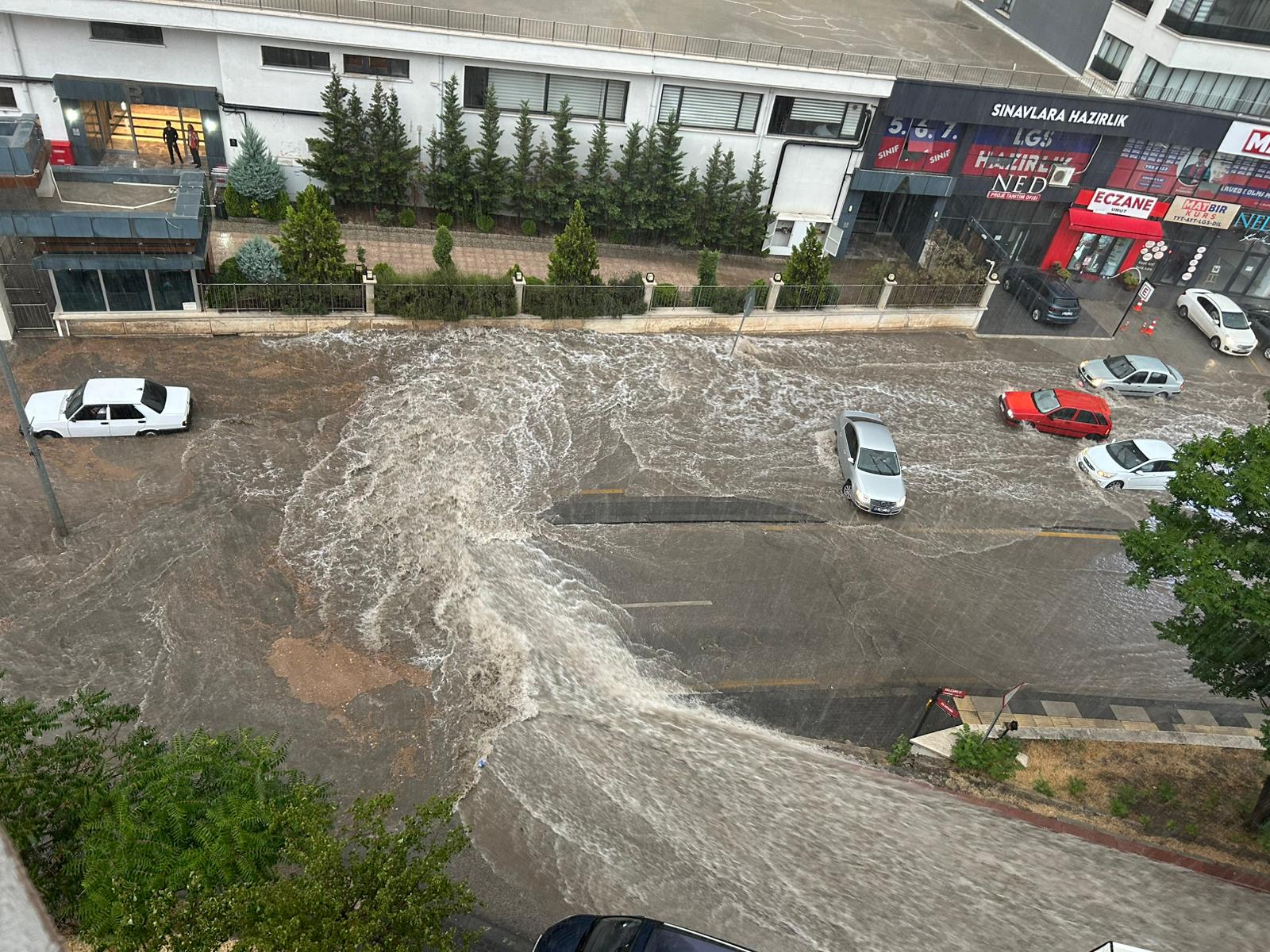 ankarada-saganak-yollar-suyla-doldu-822457-243665.jpg