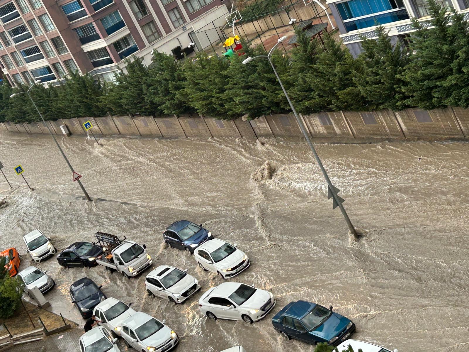 ankarada-saganak-yollar-suyla-doldu-822460-243665.jpg