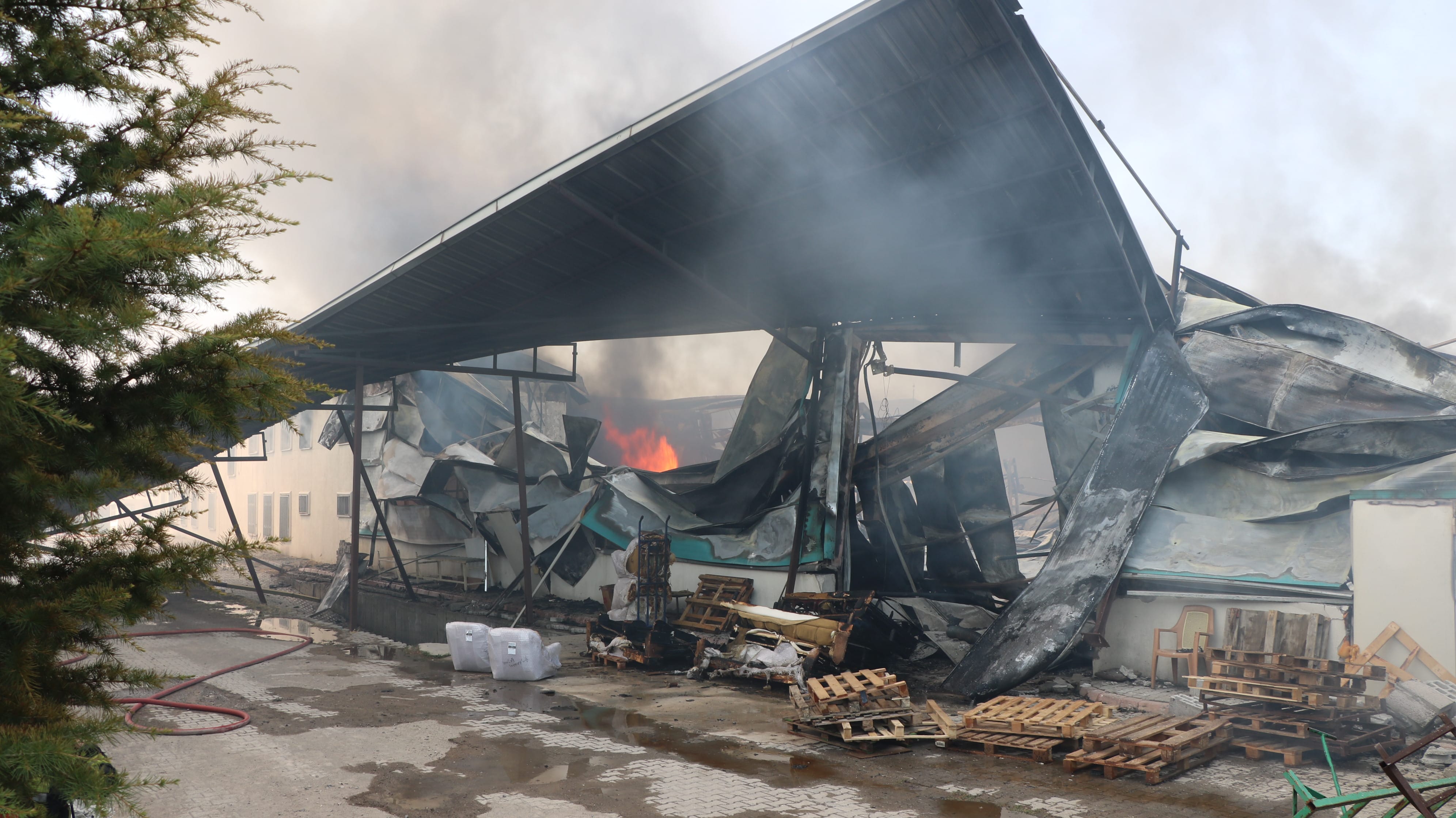 kayseride-mobilya-fabrikasinda-yangin-827196-245110.jpg