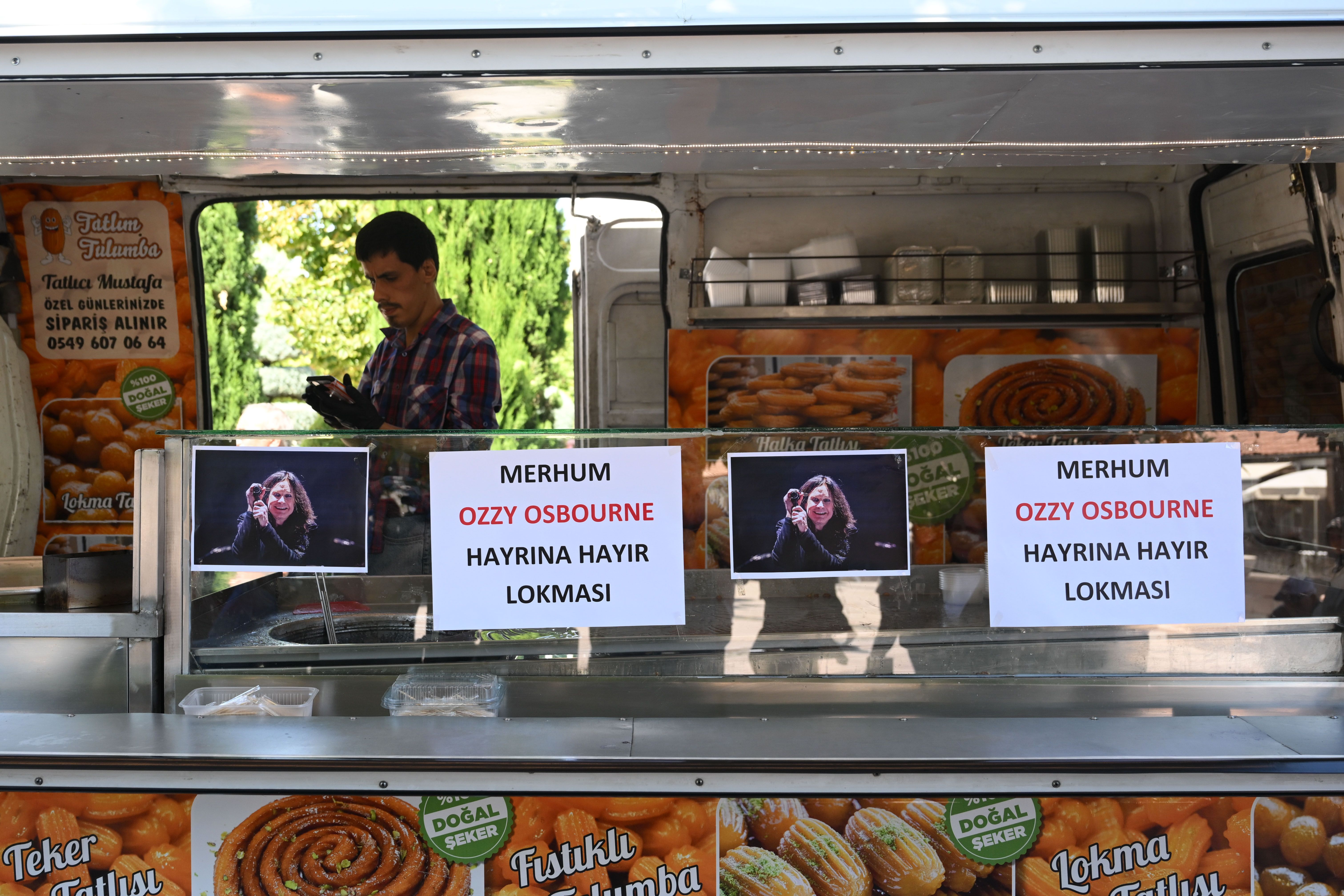 aa-20250725-38662180-38662166-unlu-sarkici-ve-soz-yazari-ozzy-osbourne-icin-ankarada-lokma-dagitildi.jpg