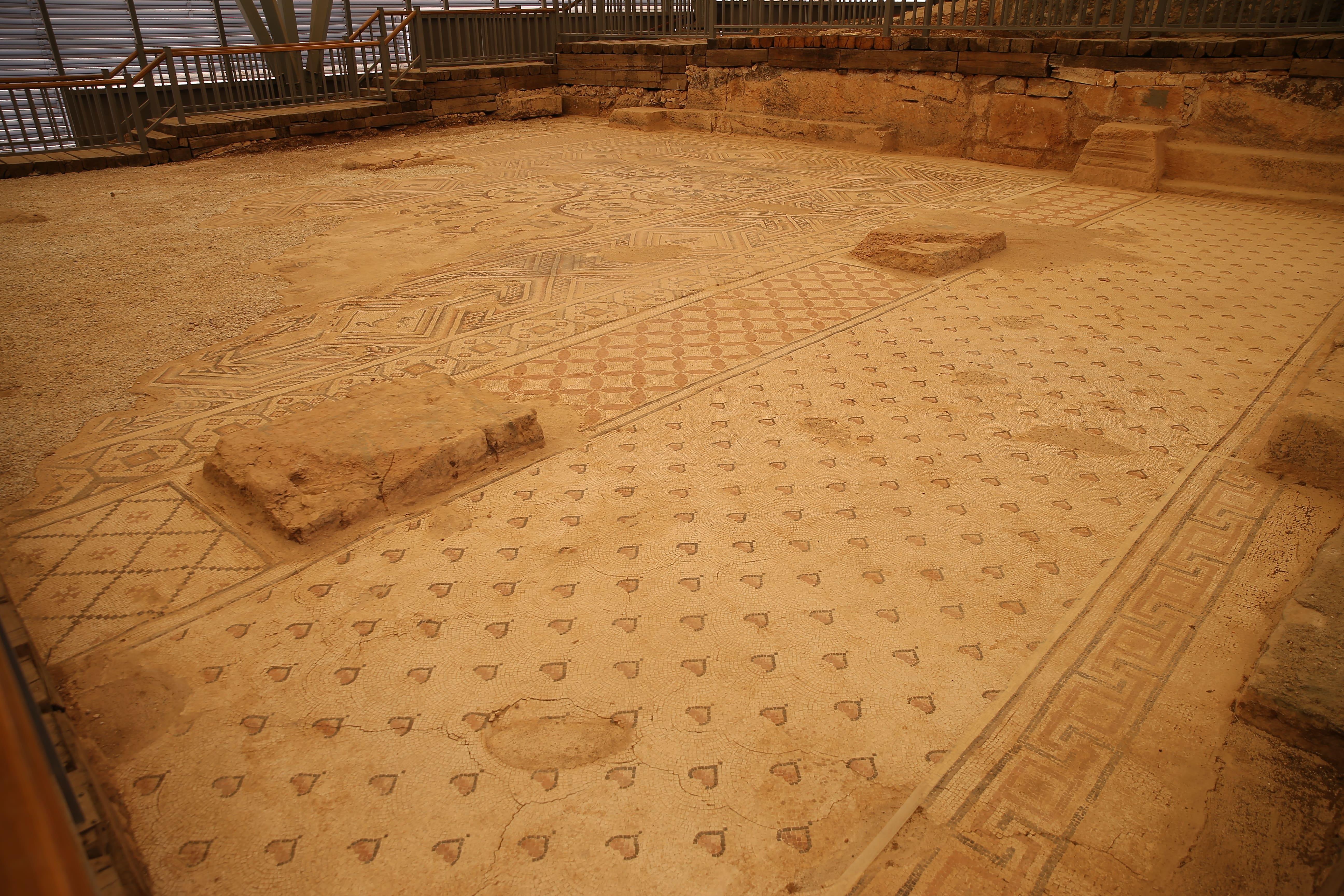 aa-20250726-38667019-38667018-perre-antik-kentindeki-125-metrekarelik-mozaikte-konservasyon-islemi-tamamlandi-min.jpg