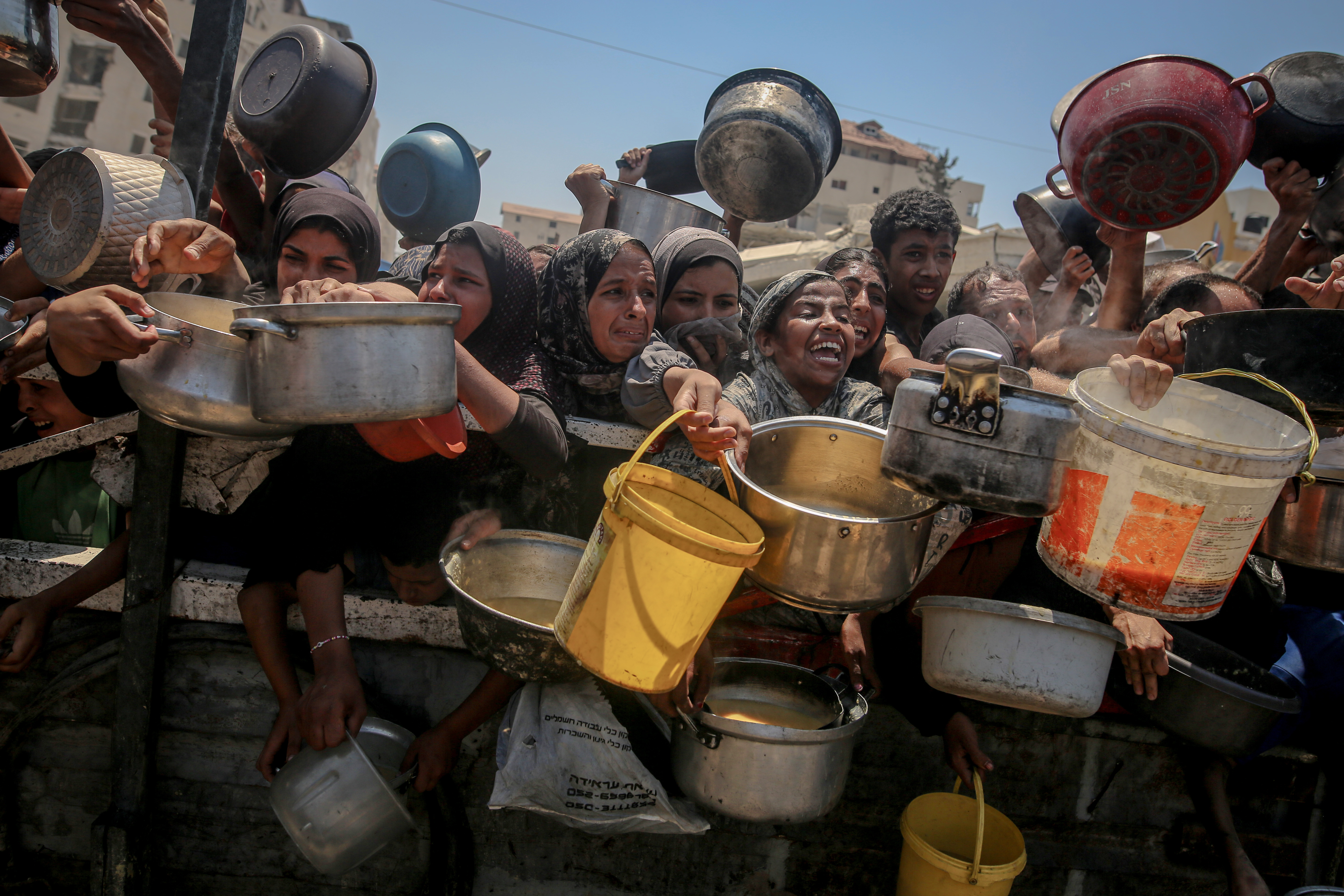 aa-20250725-38661954-38661940-gazzede-aclikla-mucadele-filistinliler-yemek-alabilmek-icin-sicak-havaya-ragmen-kuyrukta-bekliyor-002.jpg
