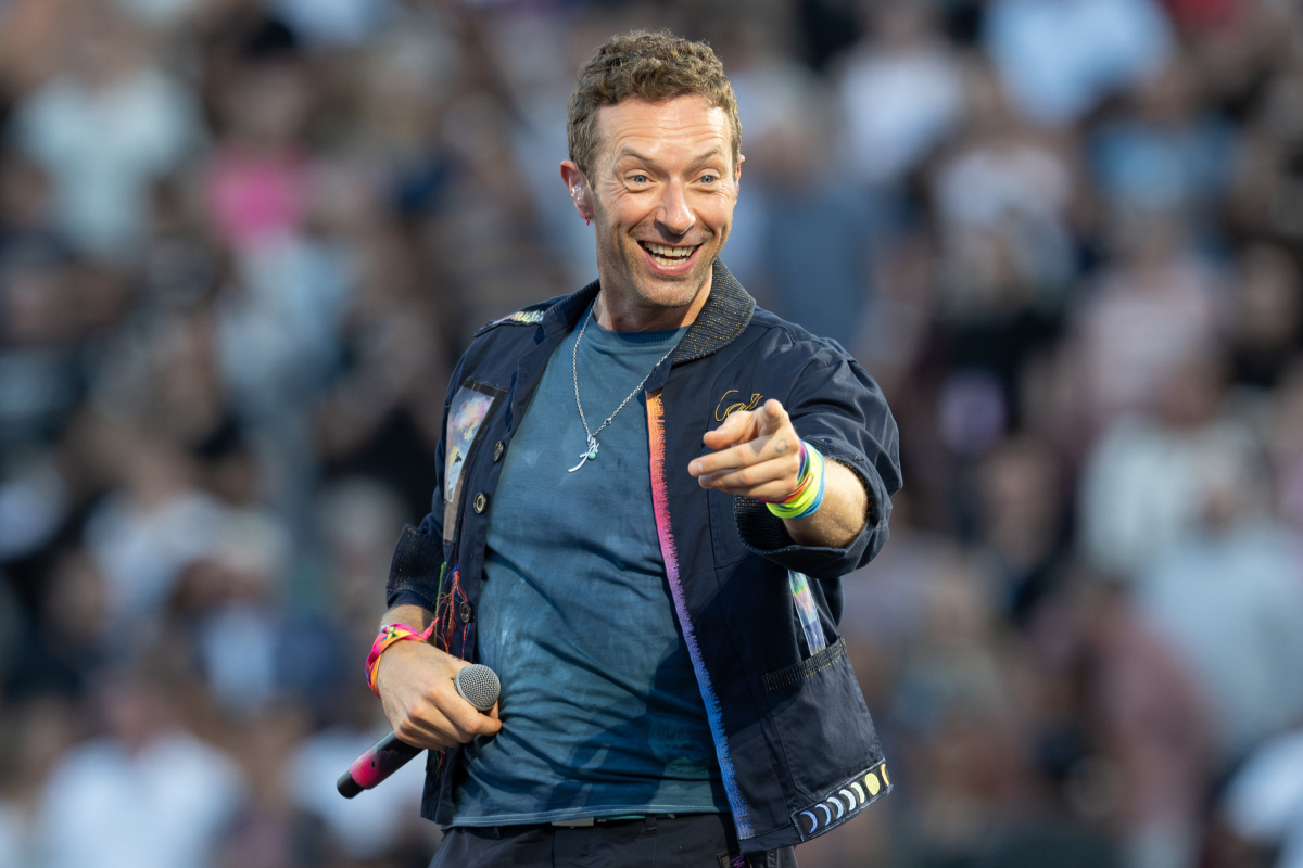 coldplay-chris-martin-performs-tour-stanford-stadium.png
