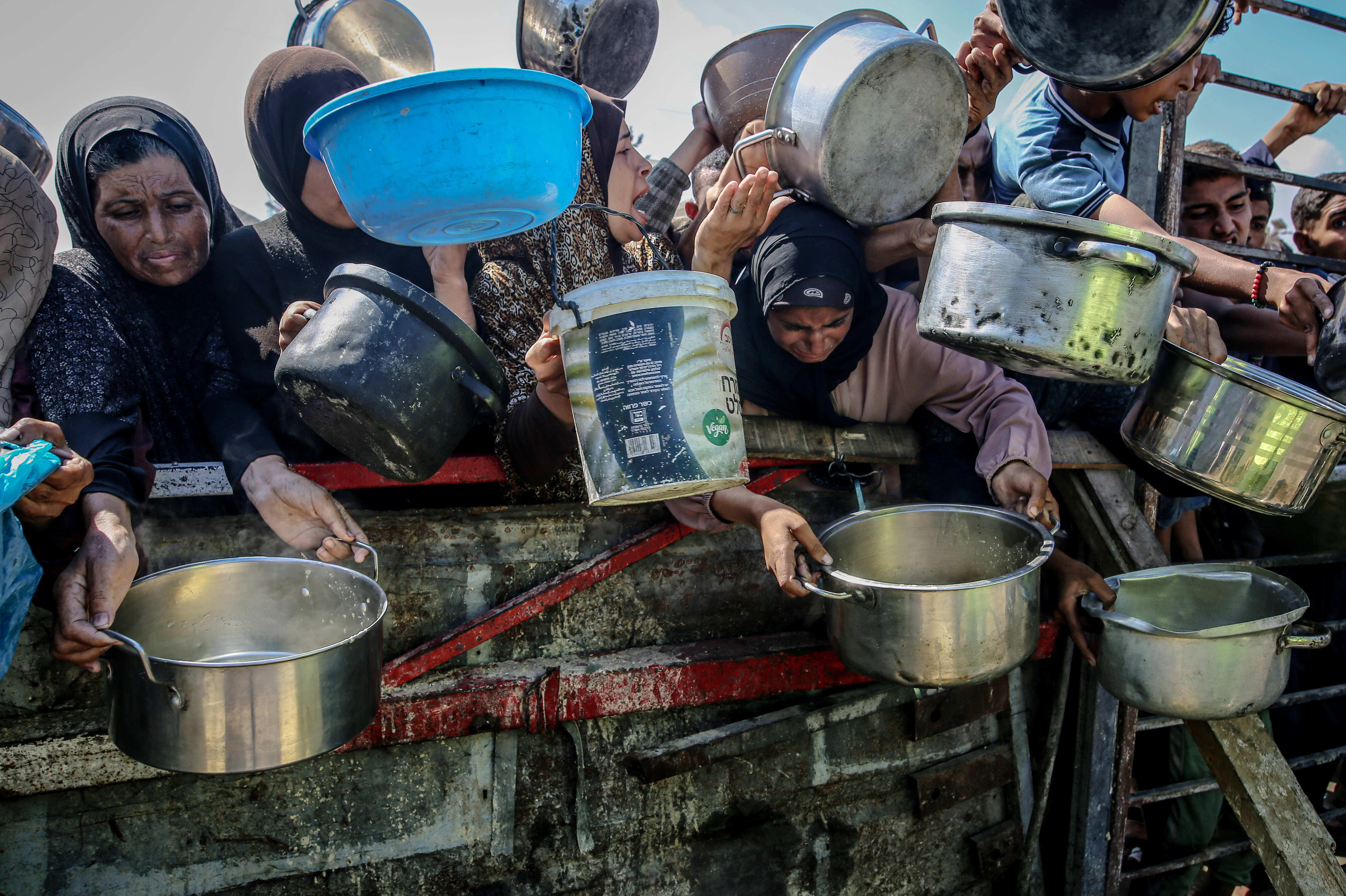 aa-20250802-38729571-38729554-gazzede-aclikla-mucadele-eden-filistinlilere-yemek-dagitildi.jpg