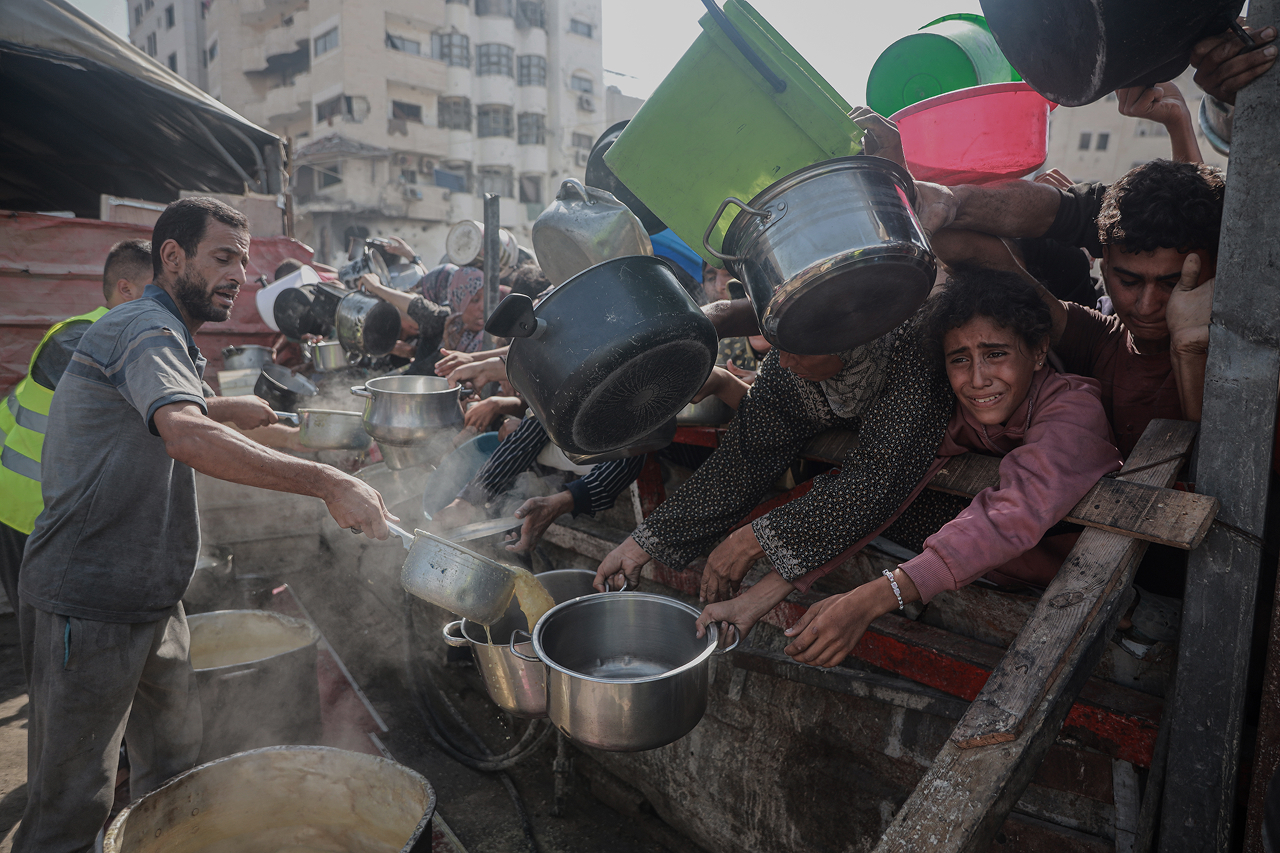 aa-20250803-38735271-38735263-gazzede-aclikla-mucadele-eden-filistinlilere-yemek-dagitildi.jpg