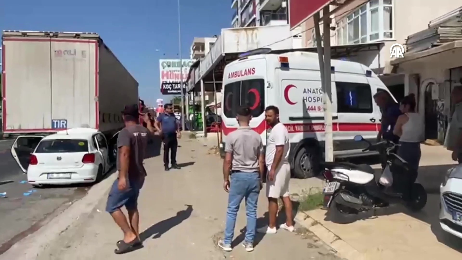 aa-20250809-38784777-38784776-antalya-park-halindeki-tira-carpan-otomobildeki-4-kisi-yaralandi-frame-at-1m12s.jpg