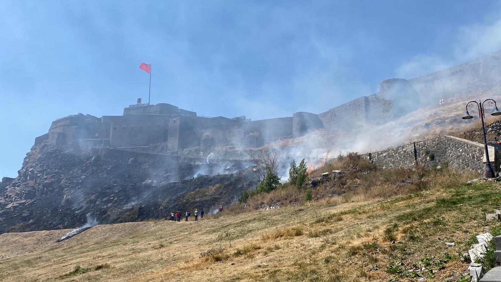 kars-kalesi-eteklerinde-ot-yangini-857918-254508.jpg