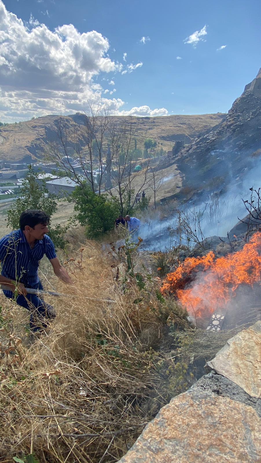 kars-kalesi-eteklerinde-ot-yangini-857920-254508.jpg
